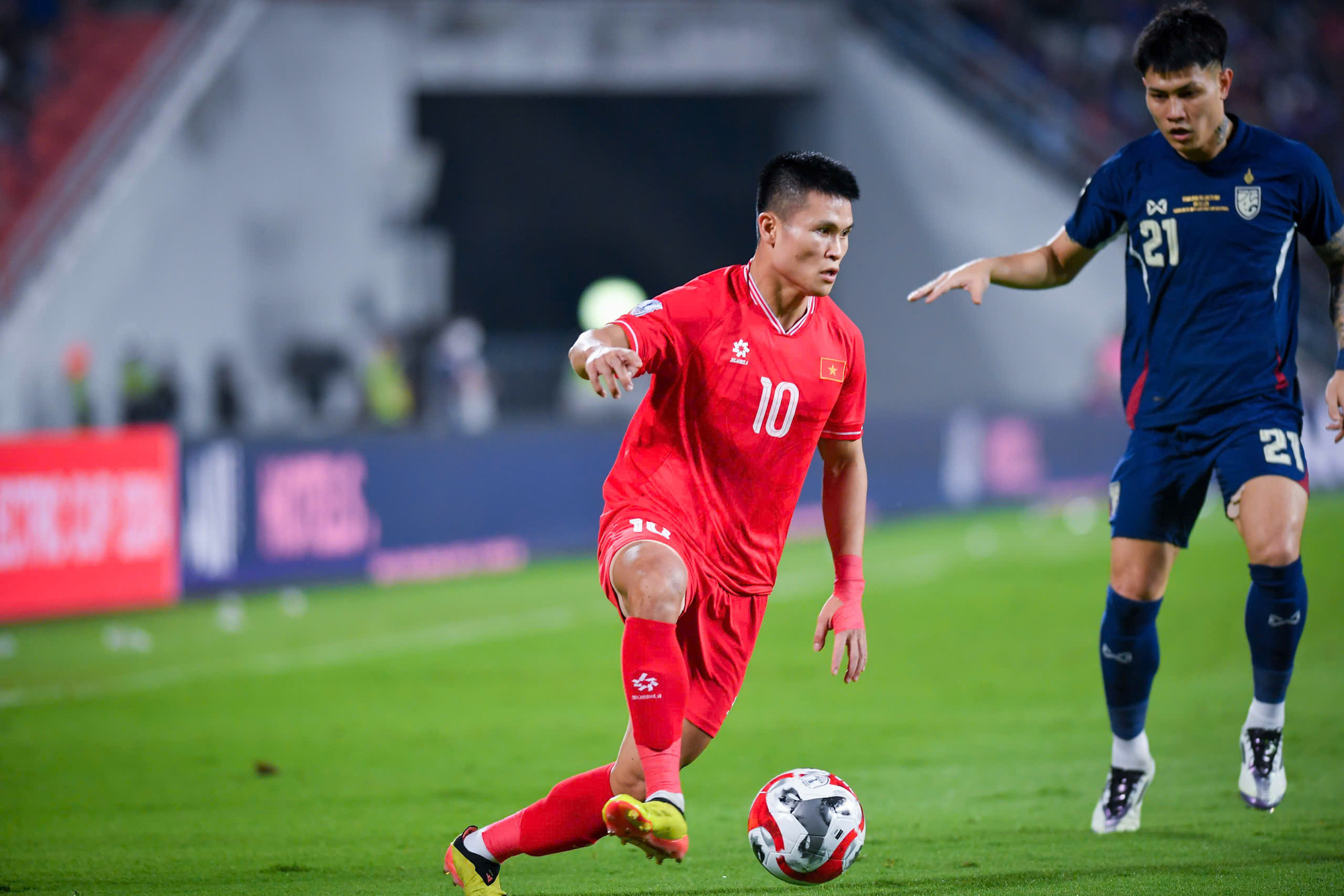 Hơn một nửa hiệp 1 trôi qua, Thái Lan kiểm soát bóng đến 74%. Tuy nhiên, đội chủ nhà đang bế tắc trong tấn công.