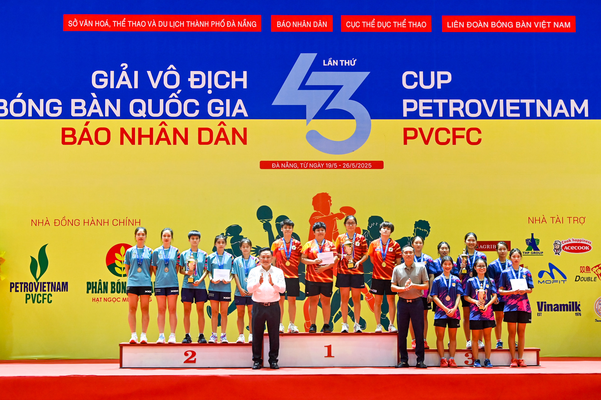 Đại diện Ban tổ chức trao huy chương và cúp cho các đội đoạt giải tại nội dung đồng đội nữ.