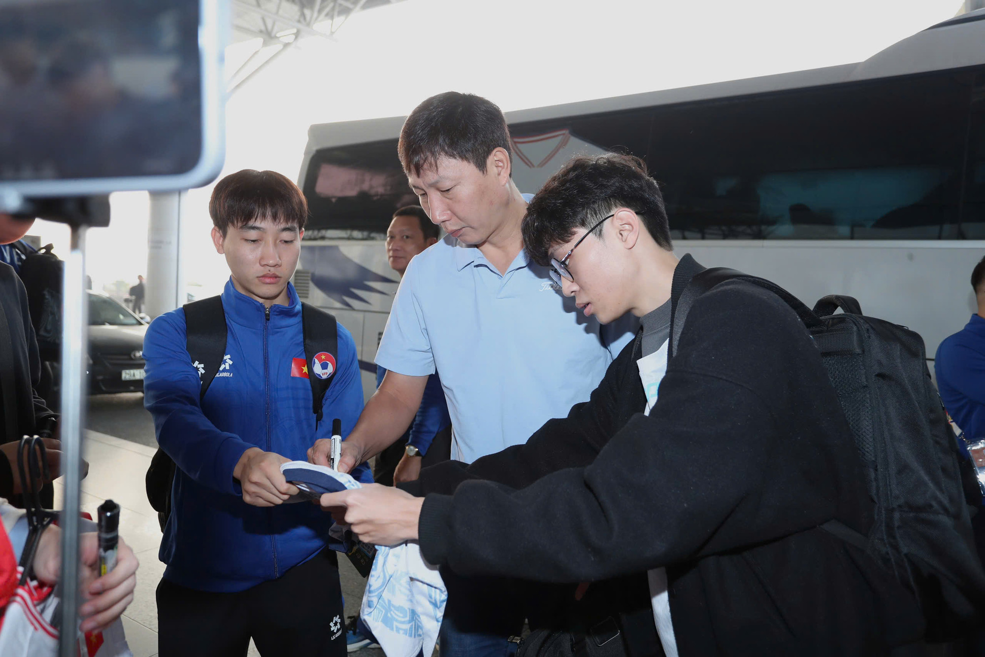 Người hâm mộ xin chữ ký của huấn luyện viên Kim Sang-sik.