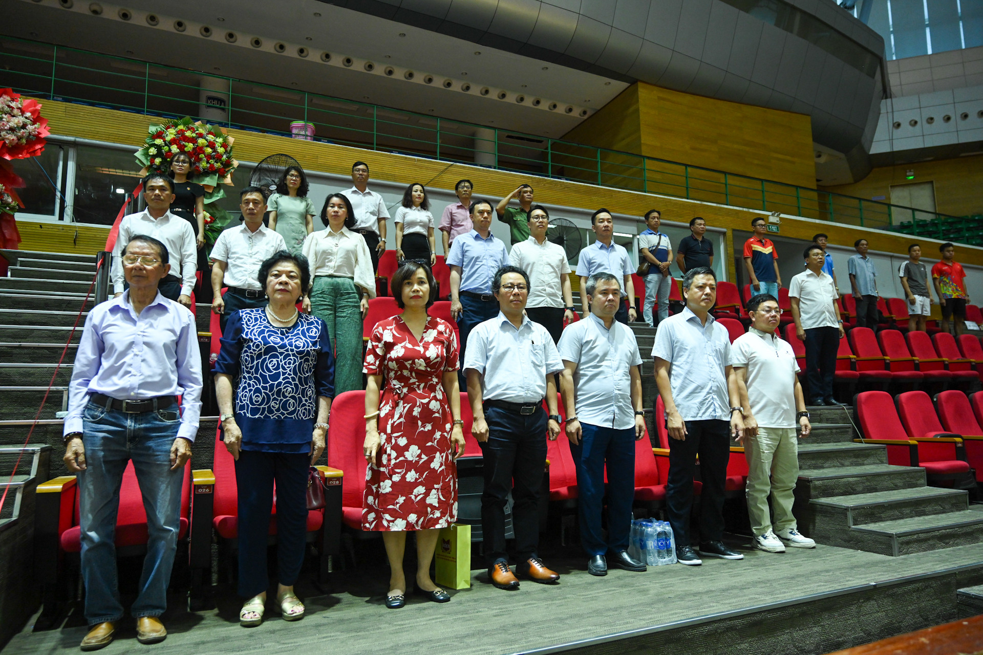 Các đại biểu thực hiện nghi lễ chào cờ.