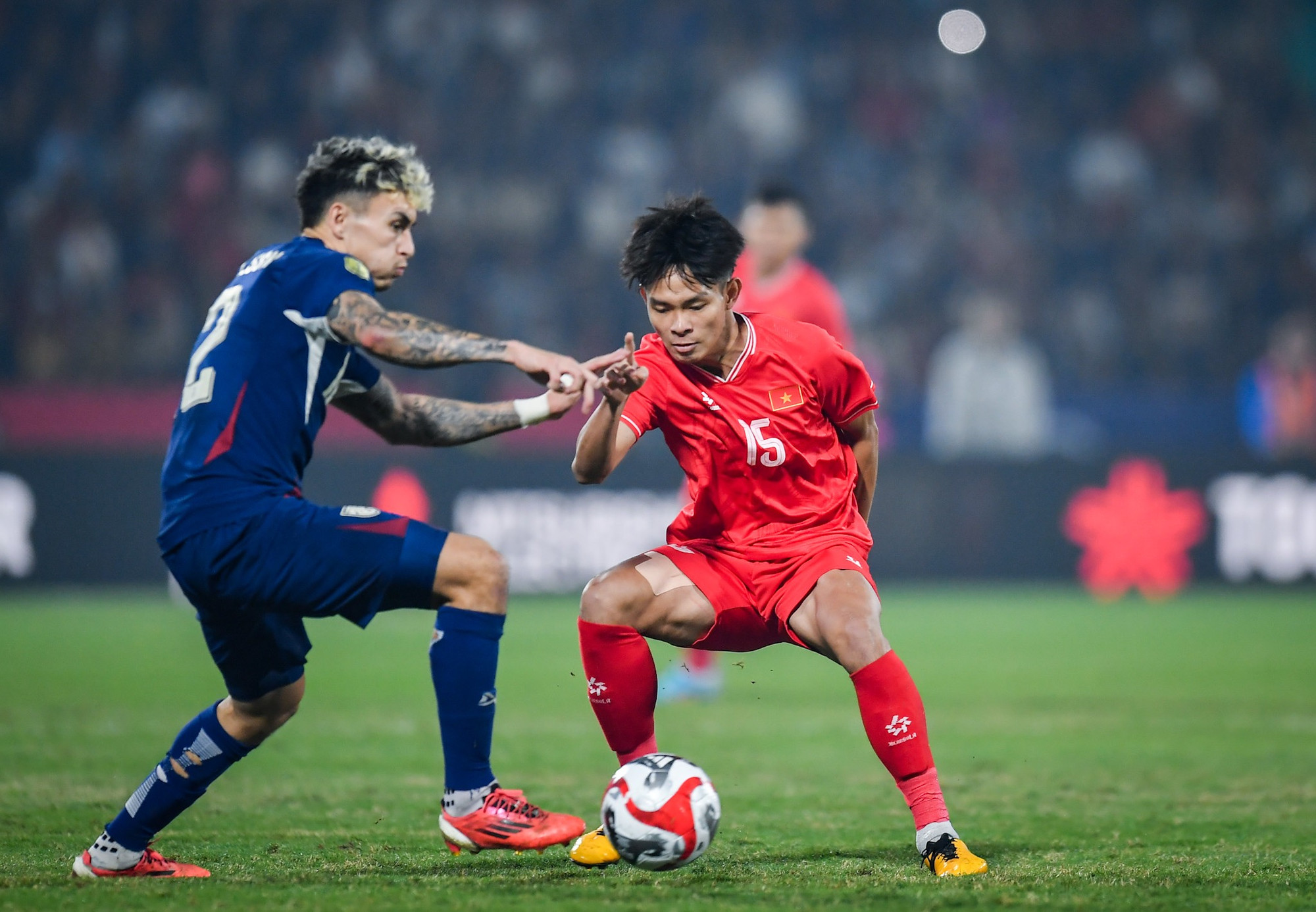 Đội tuyển Việt Nam có những tình huống nguy hiểm đầu tiên.