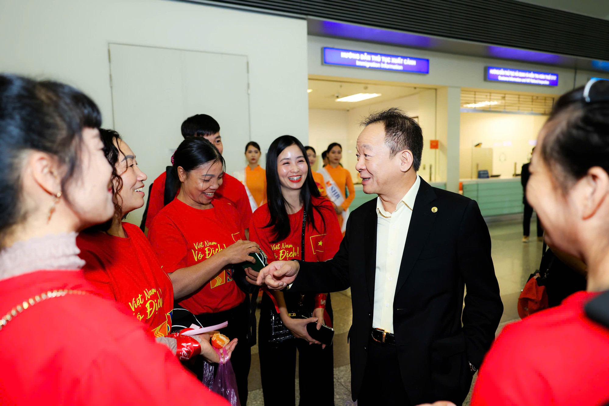 Ông Đỗ Quang Hiển, Chủ tịch Hội đồng quản trị Ngân hàng Sài Gòn-Hà Nội (SHB) chia sẻ: "Để chuẩn bị các chuyến bay cho 600 cổ động viên và với tinh thần yêu tổ quốc, yêu đội tuyển Việt Nam, toàn thể nhân lực của Ngân hàng SHB đã quyết tâm nỗ lực cùng Vietnam Airlines và Vietravel trong thời gian ngắn chỉ 3 ngày".