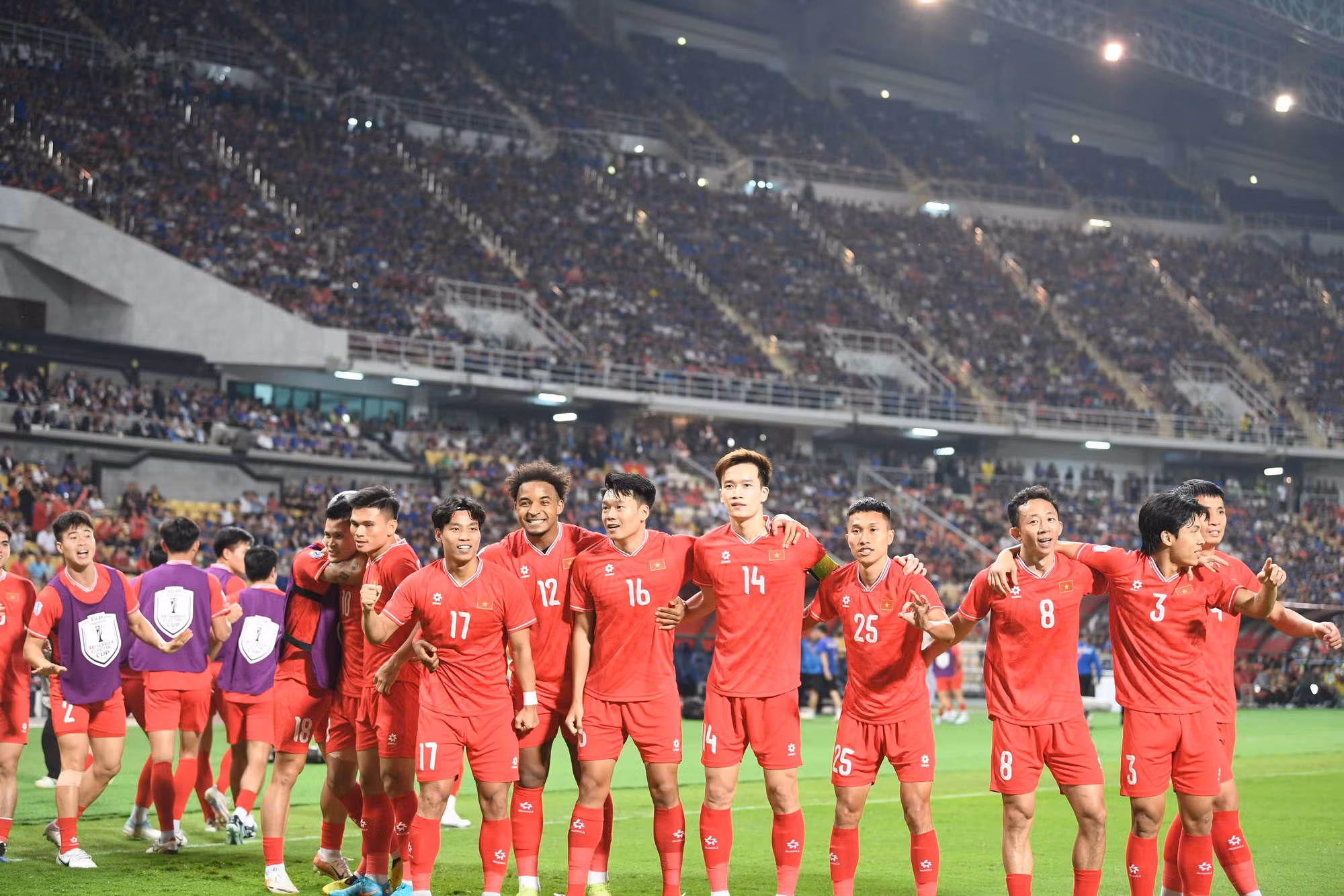 Các thành viên đội tuyển Việt Nam ăn mừng bàn mở tỷ số.