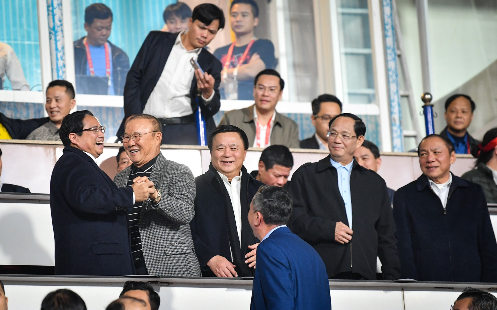 Thủ tướng Chính phủ Phạm Minh Chính cùng huấn luyện viên Park Hang-seo trên khán đài sân vận động Việt Trì.