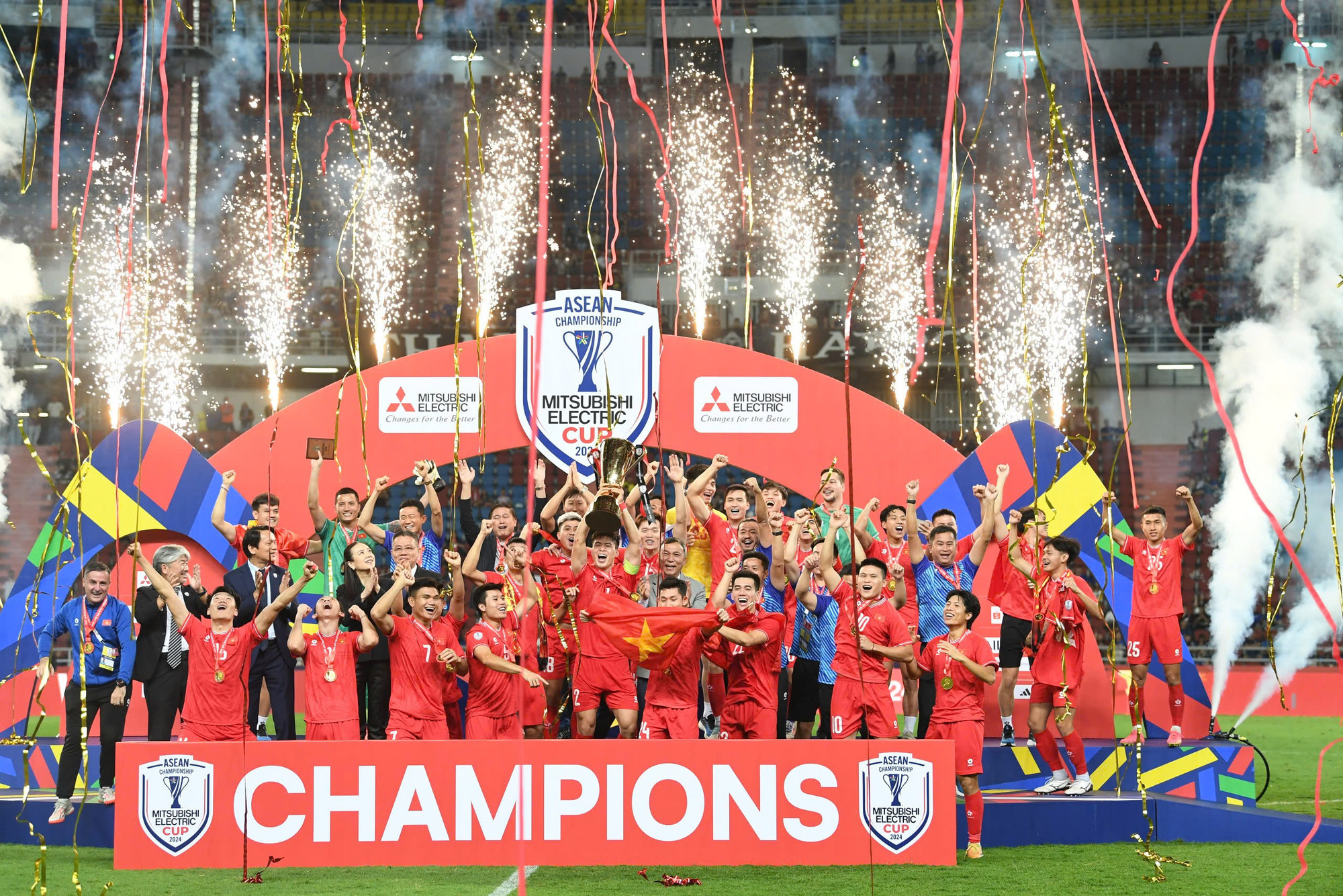 Các cầu thủ và ban huấn luyện hân hoan trong niềm vui sướng.