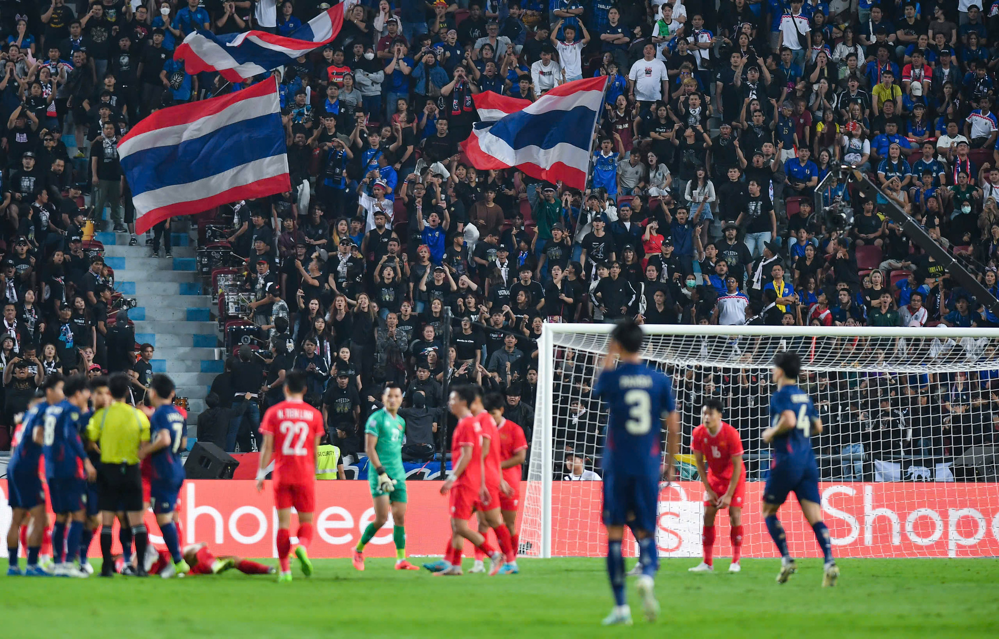Weerathep Pomphan lãnh thẻ vàng thứ hai sau pha phạm lỗi với Quang Hải.