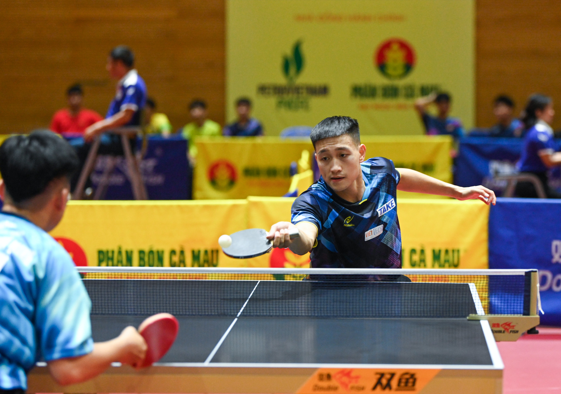 Tay vợt thuộc đoàn Hà Nội - Nguyễn Anh Tú (sinh năm 1993, biệt danh "Tú mẩu") là một trong những gương mặt nổi bật nhất của bóng bàn Việt Nam. Tại Giải vô địch bóng bàn quốc gia Báo Nhân Dân 2024, Nguyễn Anh Tú xuất sắc giành Huy chương Vàng đơn nam lần thứ ba sau chiến thắng 4-0 trước Nguyễn Đức Tuân. Anh sở hữu lối chơi hiện đại cùng kỹ thuật toàn diện.