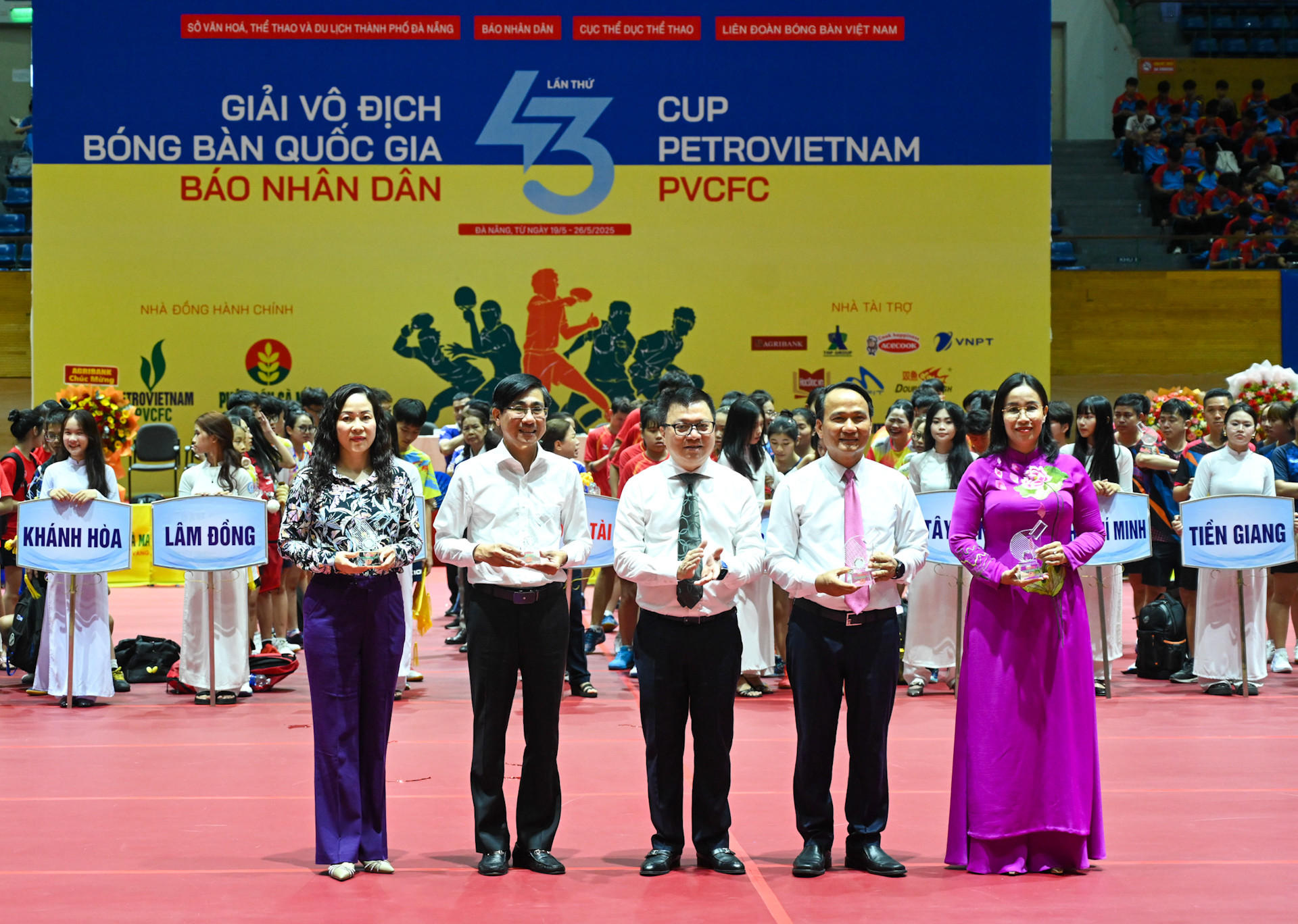 Đồng chí Lê Quốc Minh tặng kỷ niệm chương tới các lãnh đạo thành phố Đà Nẵng nhằm bày tỏ sự cảm ơn và ghi nhận những đóng góp quan trọng của thành phố Đà Nẵng - địa phương đăng cai Giải vô địch bóng bàn quốc gia Báo Nhân Dân lần thứ 43.