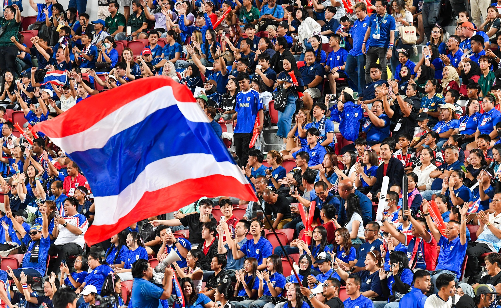 Các cổ động viên Thái Lan cũng vô cùng hoạt náo trên khán đài.
