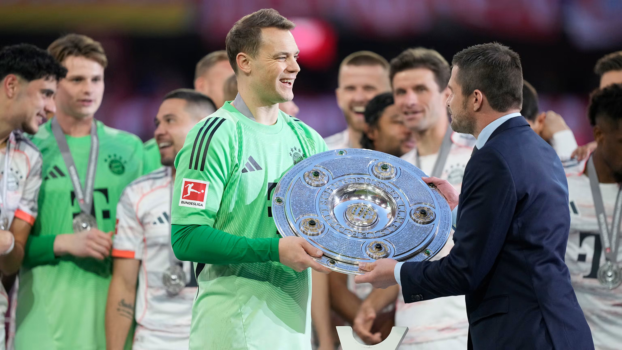 Manuel Neuer rạng rỡ nhận Đĩa bạc từ Ban tổ chức trong vai trò đội trưởng Bayern. (Ảnh: Bayern FC) Manuel Neuer rạng rỡ nhận Đĩa bạc từ Ban tổ chức trong vai trò đội trưởng Bayern. (Ảnh: Bayern FC)