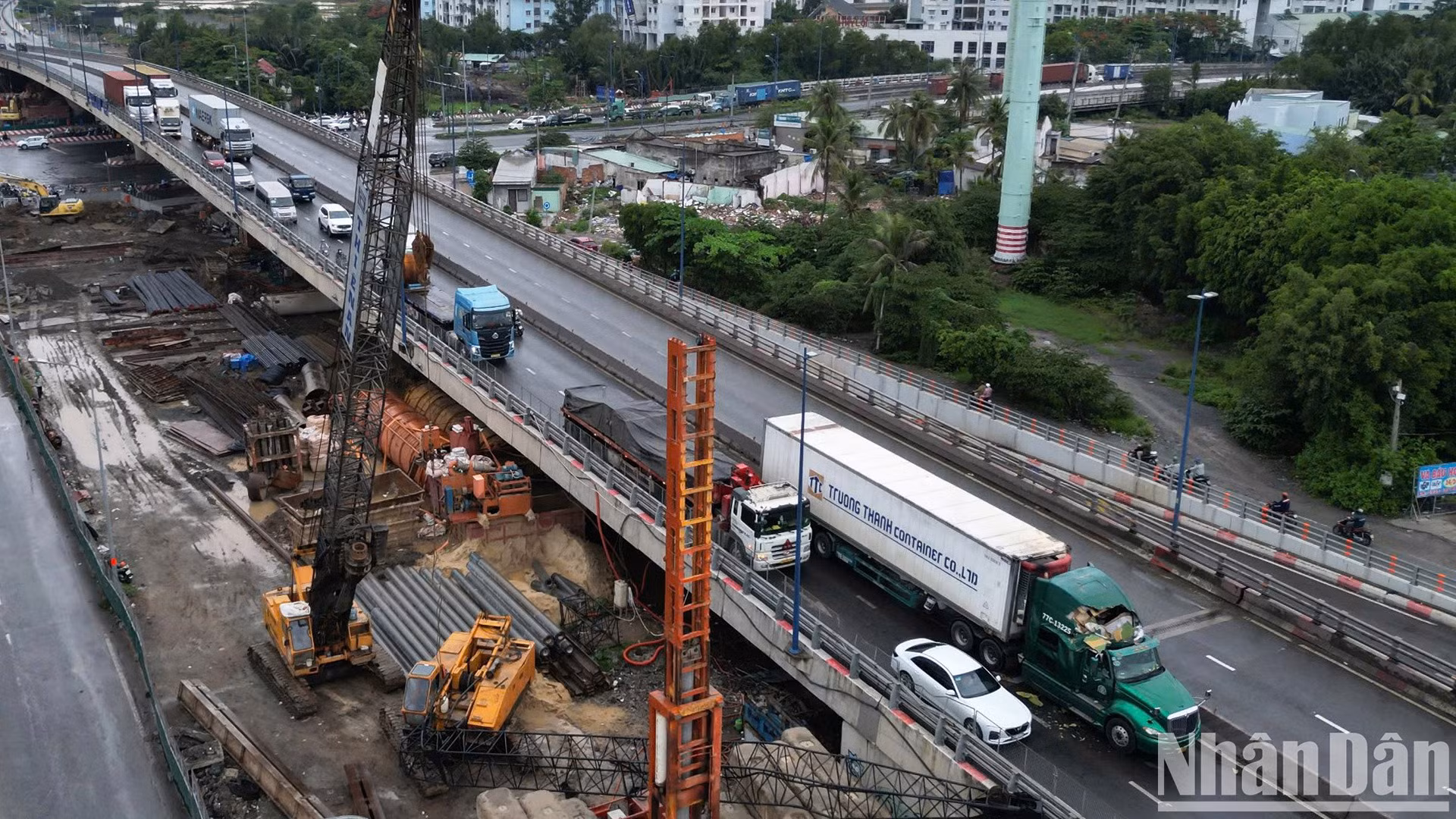 Giàn cẩu tại công trình xây dựng nút giao Mỹ Thủy, Thành phố Hồ Chí Minh đổ sập, đè trúng xe container và ô-tô 7 chỗ đang lưu thông trên đường.