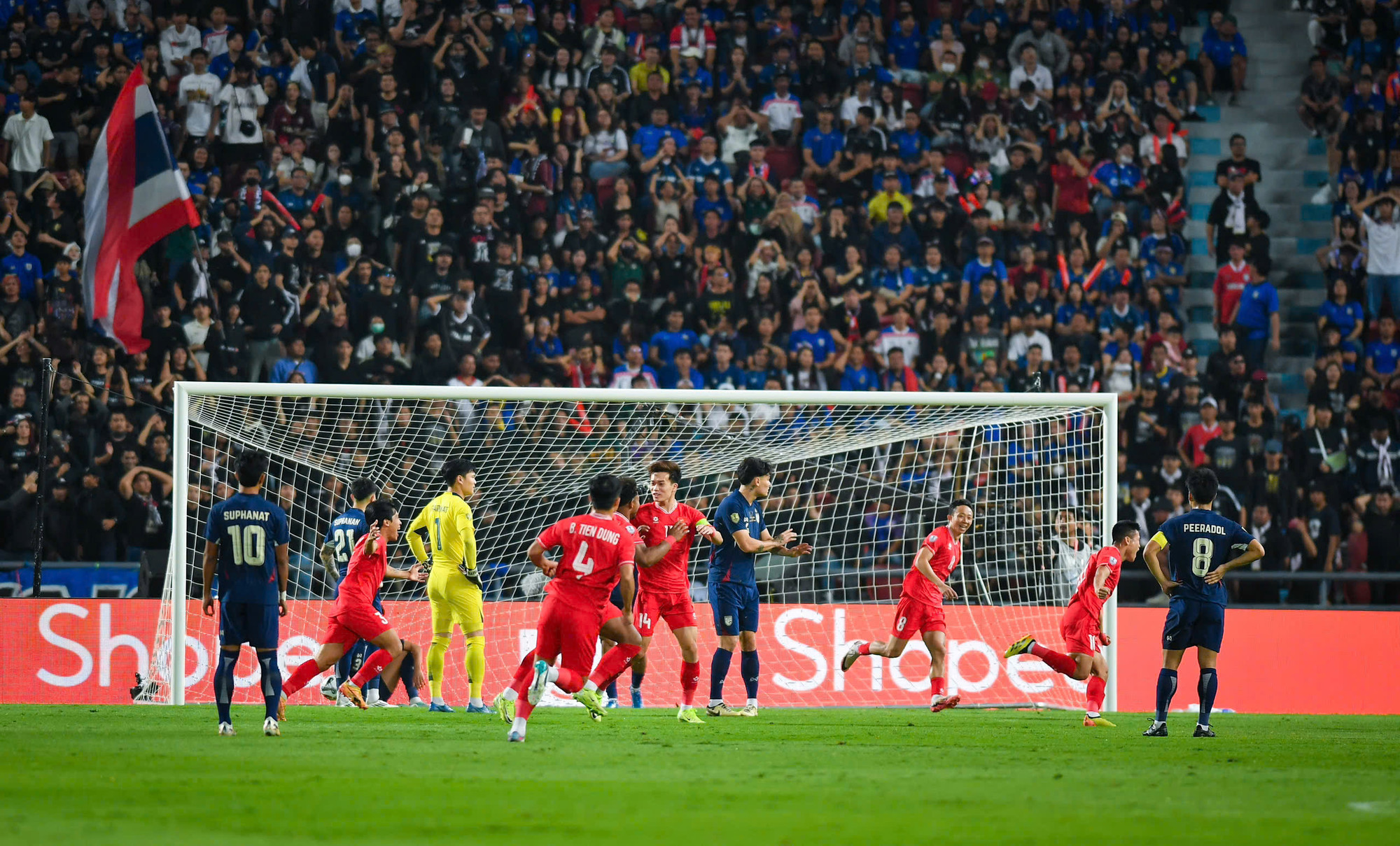 Tuấn Hải ăn mừng bàn thắng mở tỷ số.