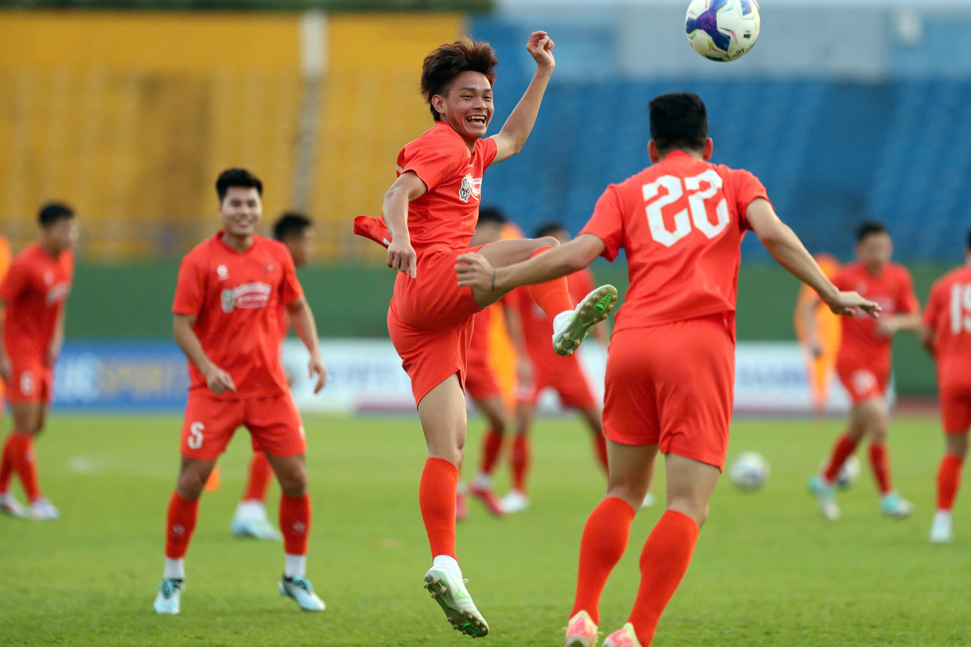 Tiền đạo Bùi Vĩ Hào vui cười tranh bóng bổng cùng đồng đội. Tiền đạo Bùi Vĩ Hào vui cười tranh bóng bổng cùng đồng đội.