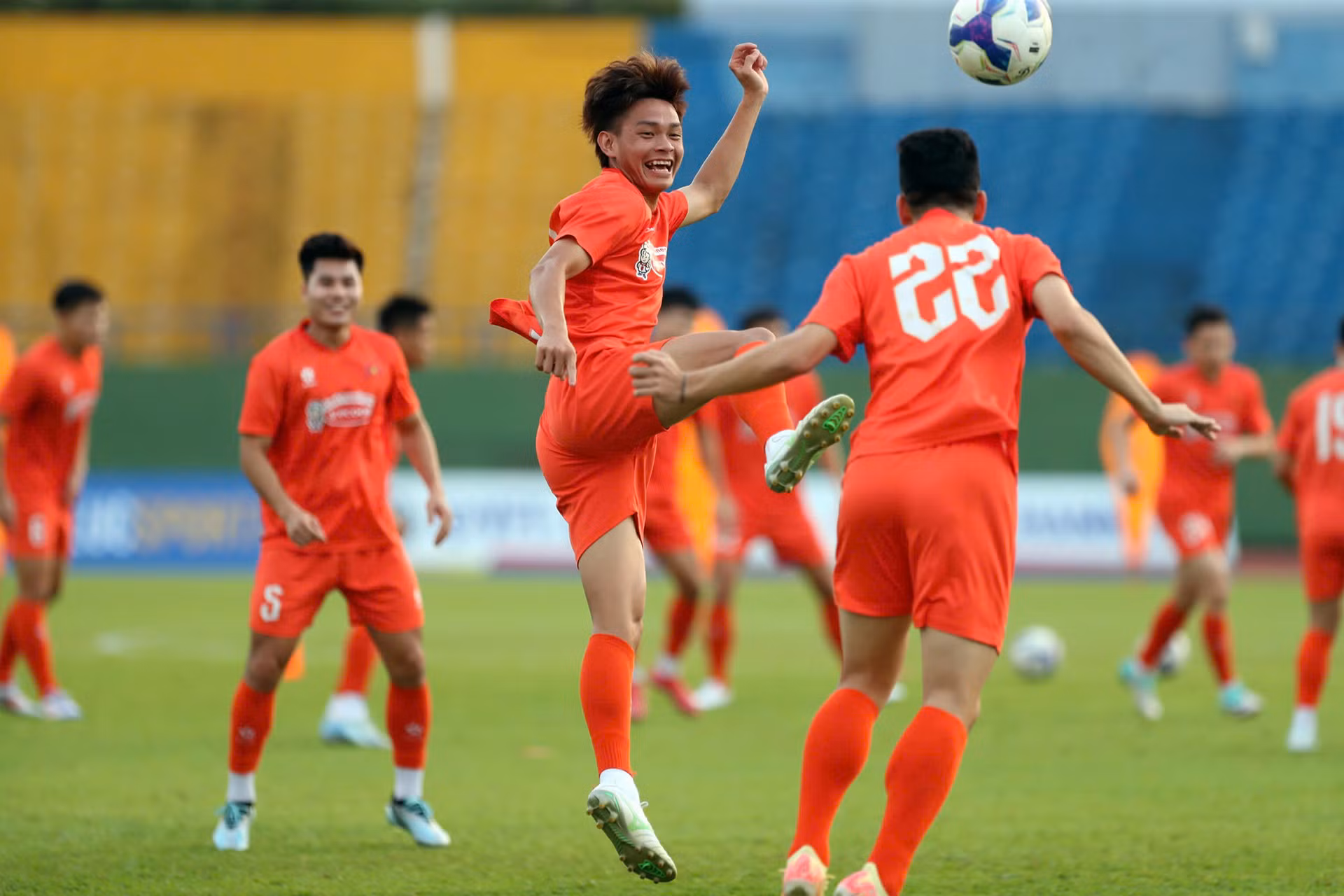 Tiền đạo Bùi Vĩ Hào vui cười tranh bóng bổng cùng đồng đội.