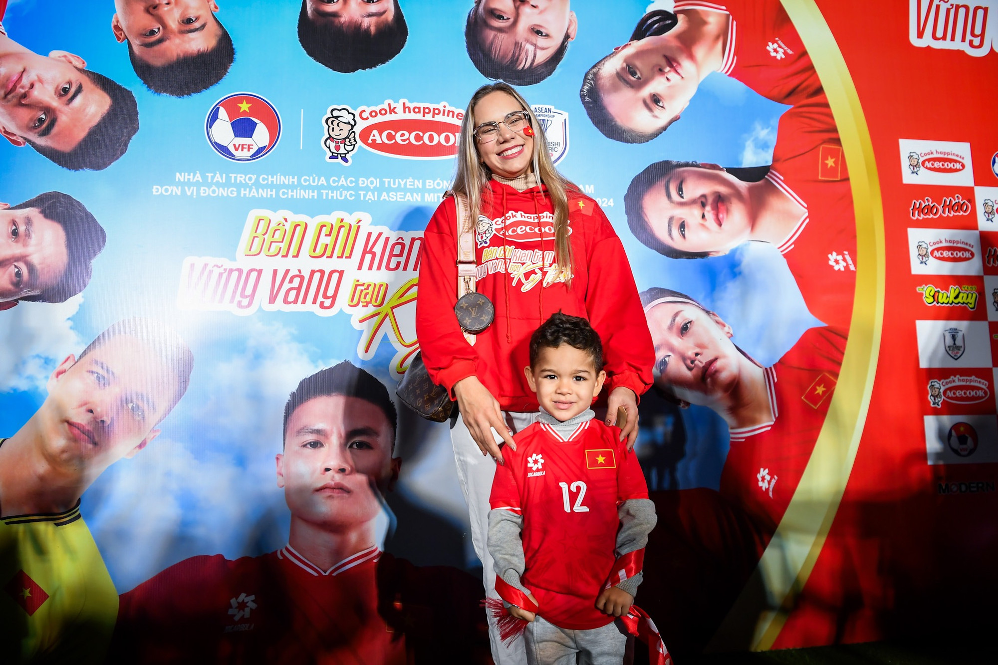 Người vợ Marcele Seippel và con trai của Xuân Son có mặt tại sân vận động Việt Trì. Người vợ Marcele Seippel và con trai của Xuân Son có mặt tại sân vận động Việt Trì.