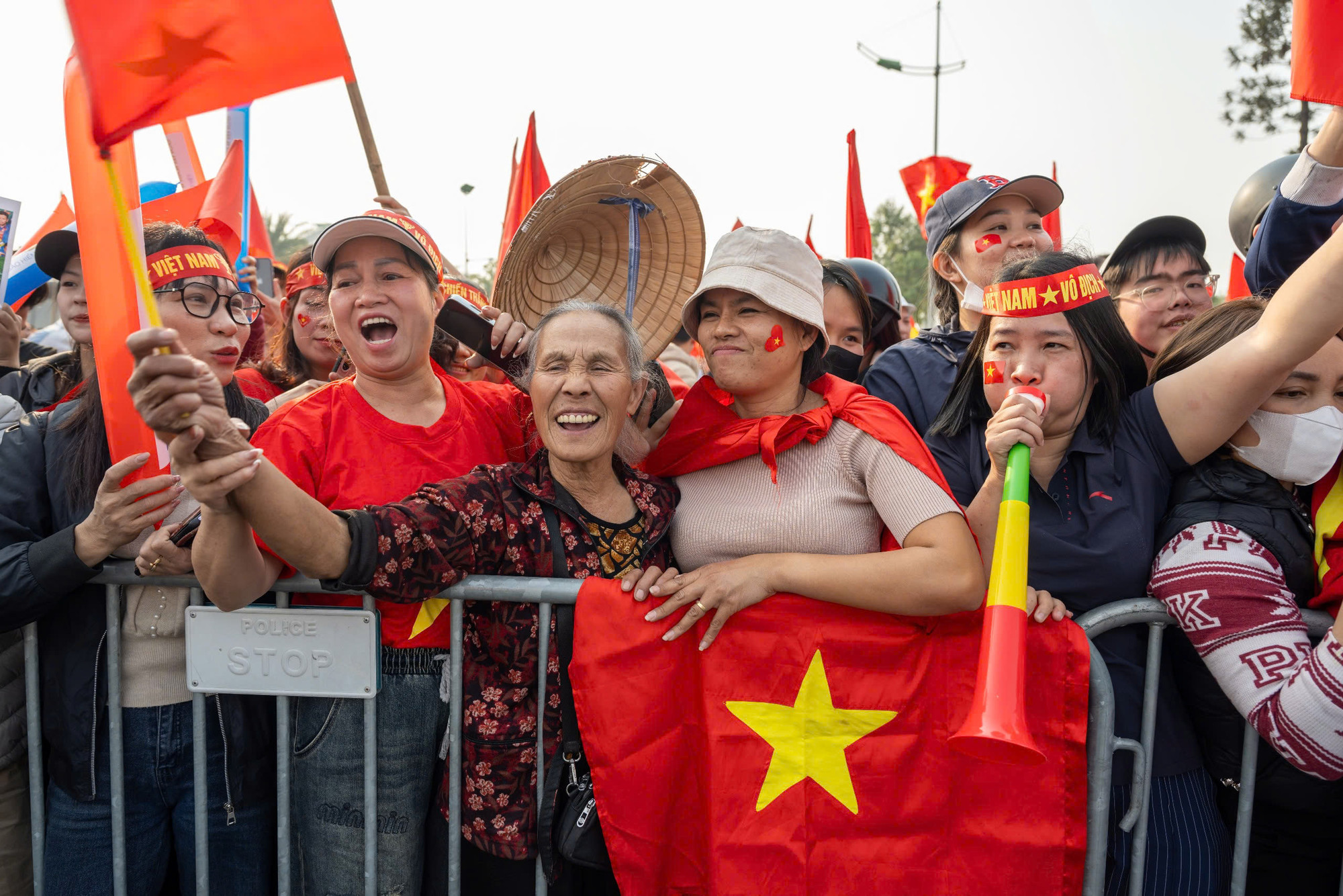 Người hâm mộ từ mọi lứa tuổi có mặt bên ngoài sân bay.