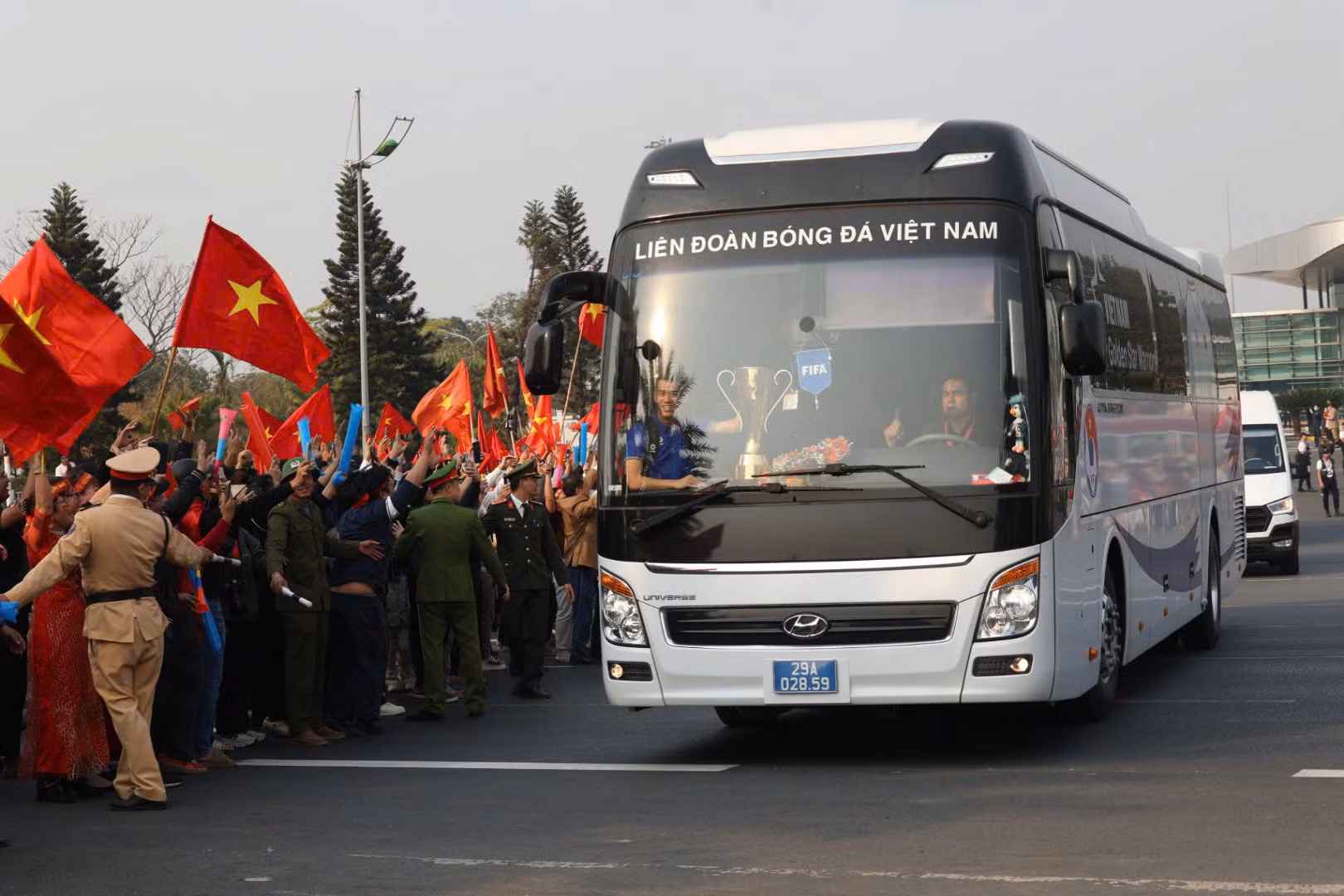 Tiền đạo Tiến Linh ngồi hàng đầu của xe với chiếc cúp vô địch ASEAN Cup 2024.