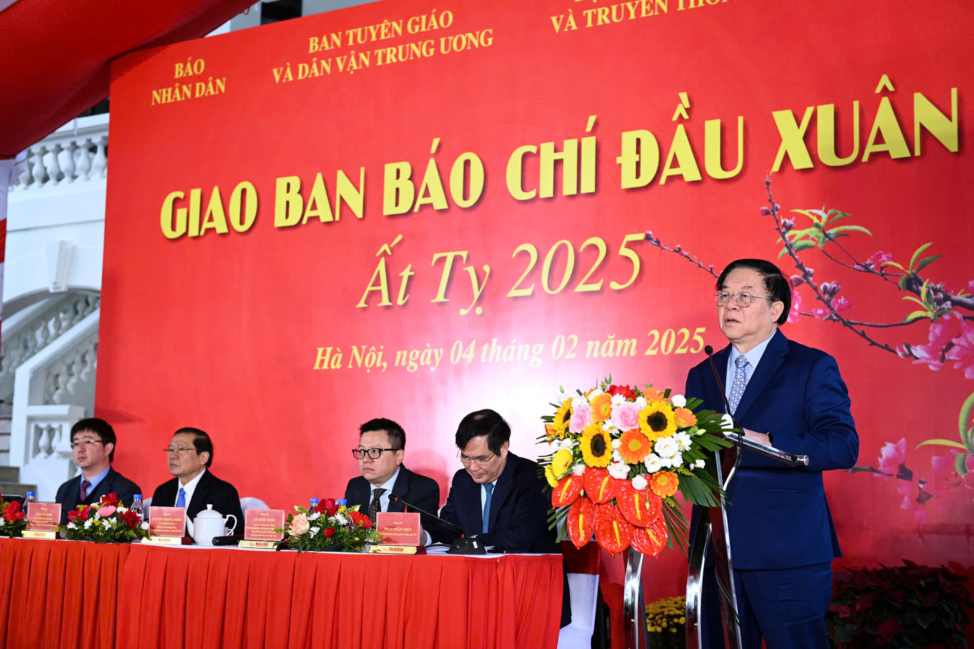 Đồng chí Nguyễn Trọng Nghĩa, Ủy viên Bộ Chính trị, Bí thư Trung ương Đảng, Trưởng Ban Tuyên giáo và Dân vận Trung ương phát biểu chỉ đạo hội nghị. Đồng chí Nguyễn Trọng Nghĩa, Ủy viên Bộ Chính trị, Bí thư Trung ương Đảng, Trưởng Ban Tuyên giáo và Dân vận Trung ương phát biểu chỉ đạo hội nghị.