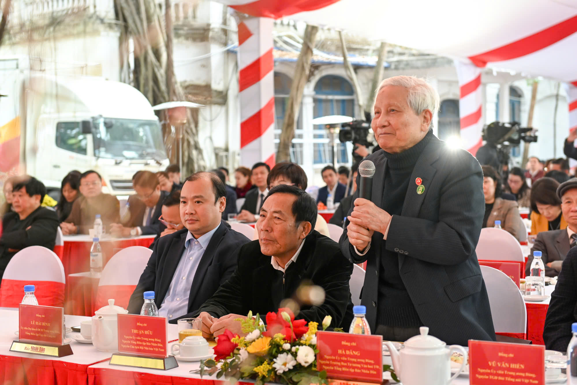 Nhà báo lão thành Hà Đăng, nguyên Ủy viên Trung ương Đảng, nguyên Trưởng Ban Tư tưởng-Văn hóa Trung ương, nguyên Tổng Biên tập Báo Nhân Dân phát biểu tại hội nghị. Nhà báo lão thành Hà Đăng, nguyên Ủy viên Trung ương Đảng, nguyên Trưởng Ban Tư tưởng-Văn hóa Trung ương, nguyên Tổng Biên tập Báo Nhân Dân phát biểu tại hội nghị.