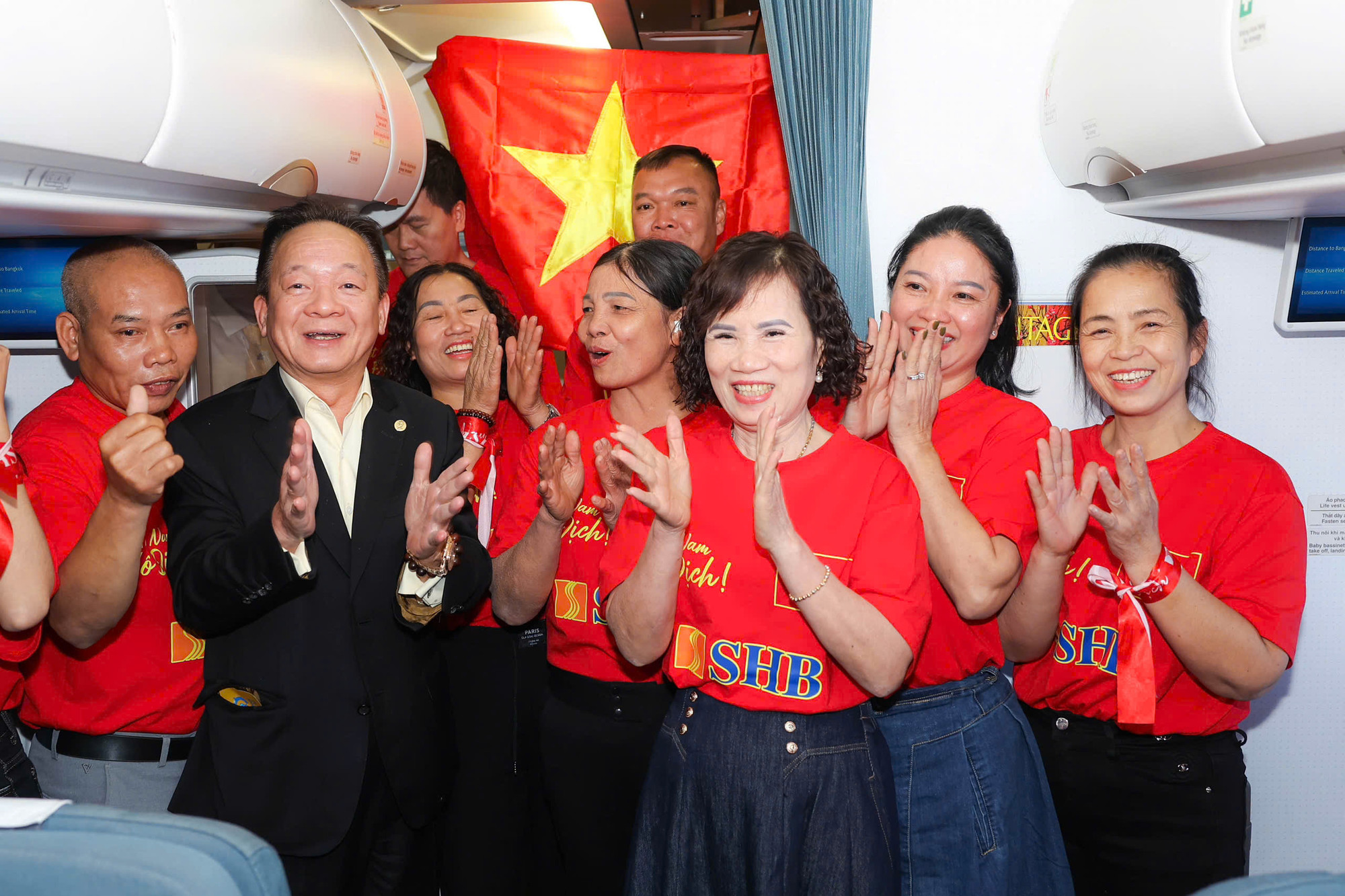 Ông Đỗ Quang Hiển phấn khởi cho biết: "Kỷ nguyên vươn mình của dân tộc cũng là kỷ nguyên vươn mình của bóng đá Việt Nam hướng tới cấp châu lục. Người dân Việt Nam đang rất tin tưởng và hào hứng. Chúc đội tuyển Việt Nam thi đấu tự tin, tập trung, đoàn kết, quyết tâm chiến thắng và đem cúp vô địch về cho đất nước".