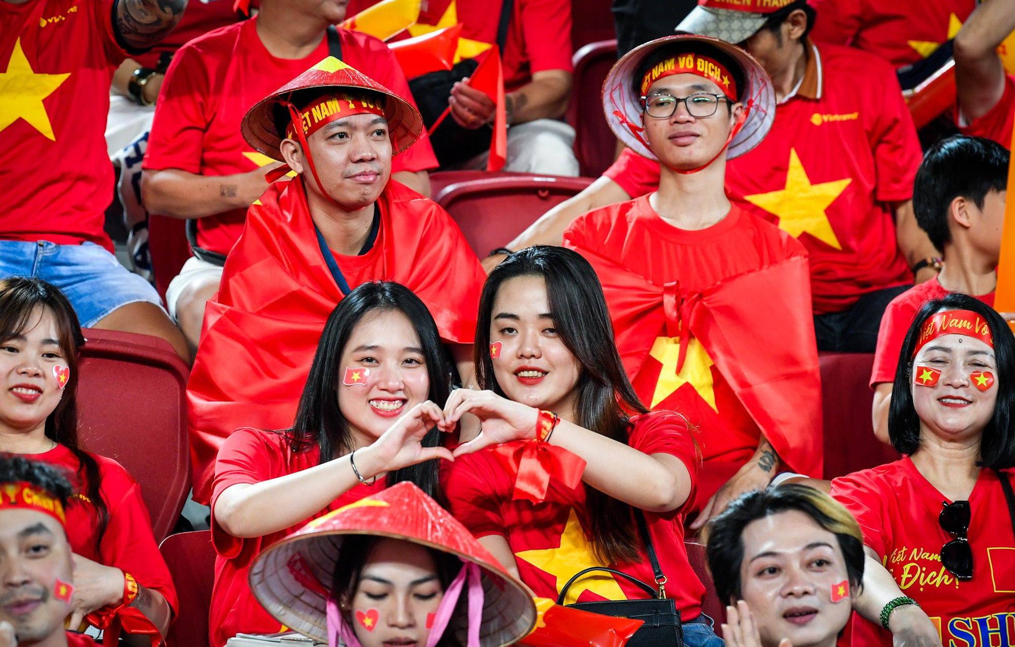Người hâm mộ đội tuyển Việt Nam "nhuộm đỏ" một góc khán đài sân vận động.