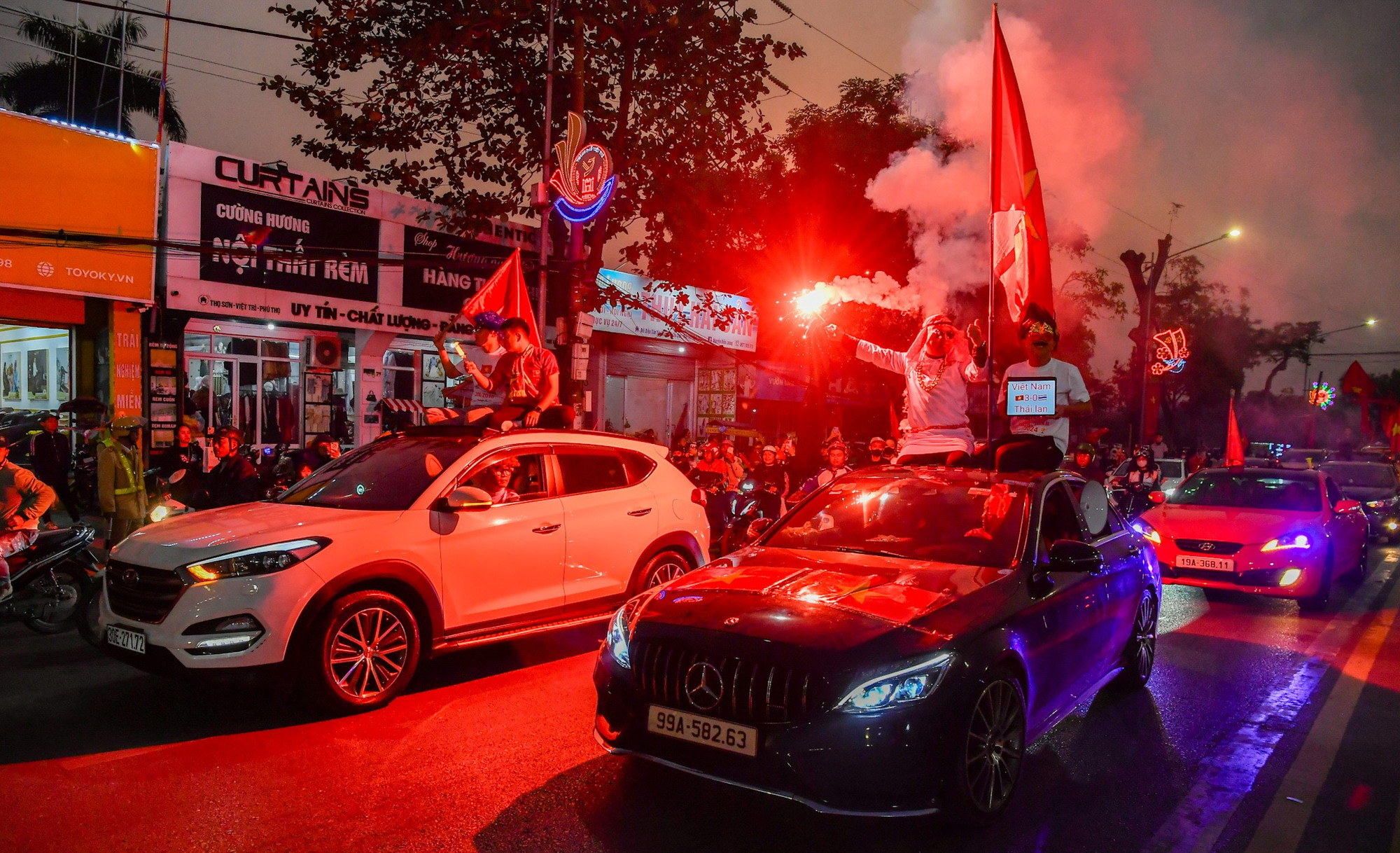 Dòng xe kéo về sân vận động Việt Trì. Dòng xe kéo về sân vận động Việt Trì.