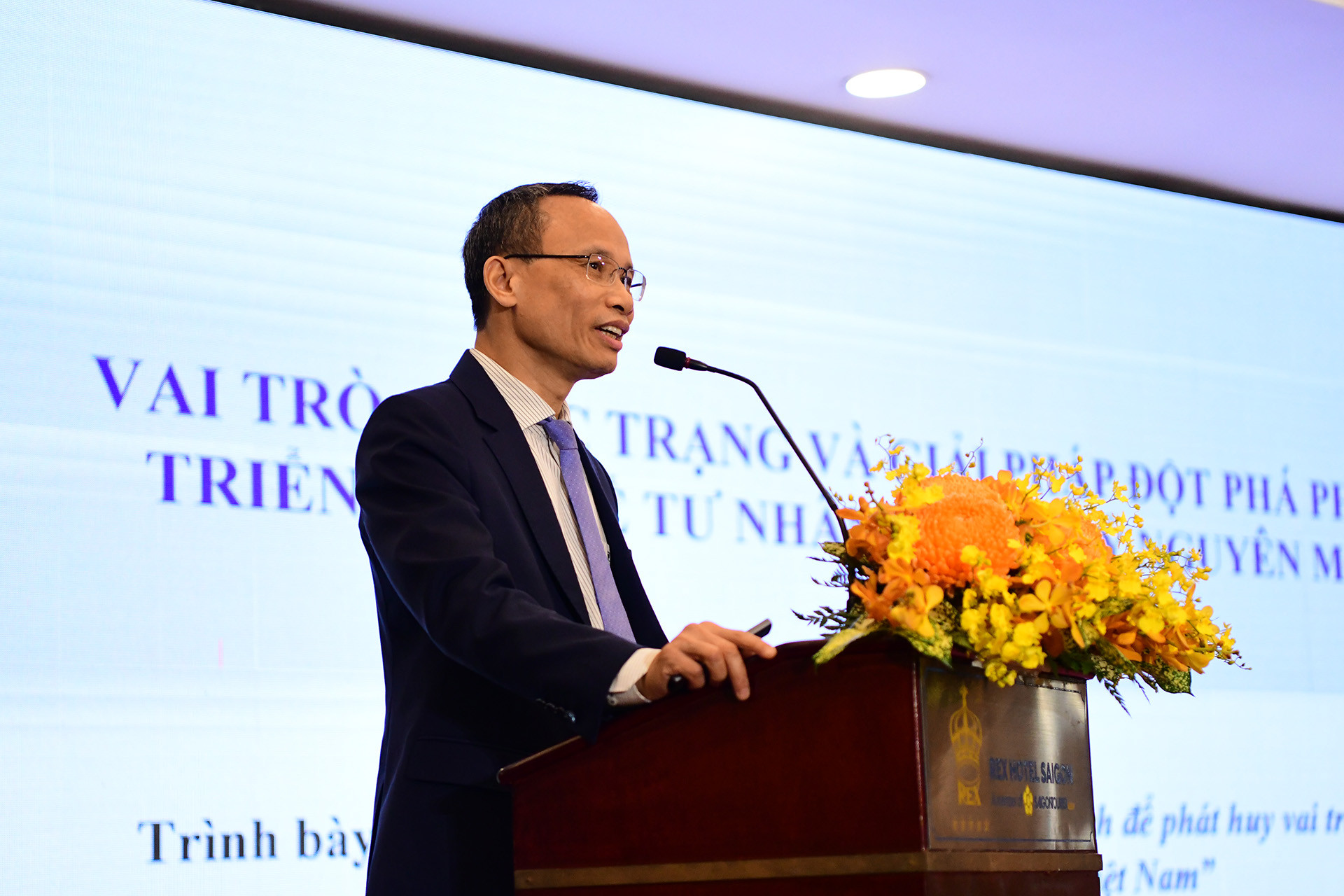 TS Cấn Văn Lực, Chuyên gia kinh tế, Thành viên Hội đồng tư vấn chính sách tài chính-tiền tệ Quốc gia trình bày tham luận tại hội thảo.