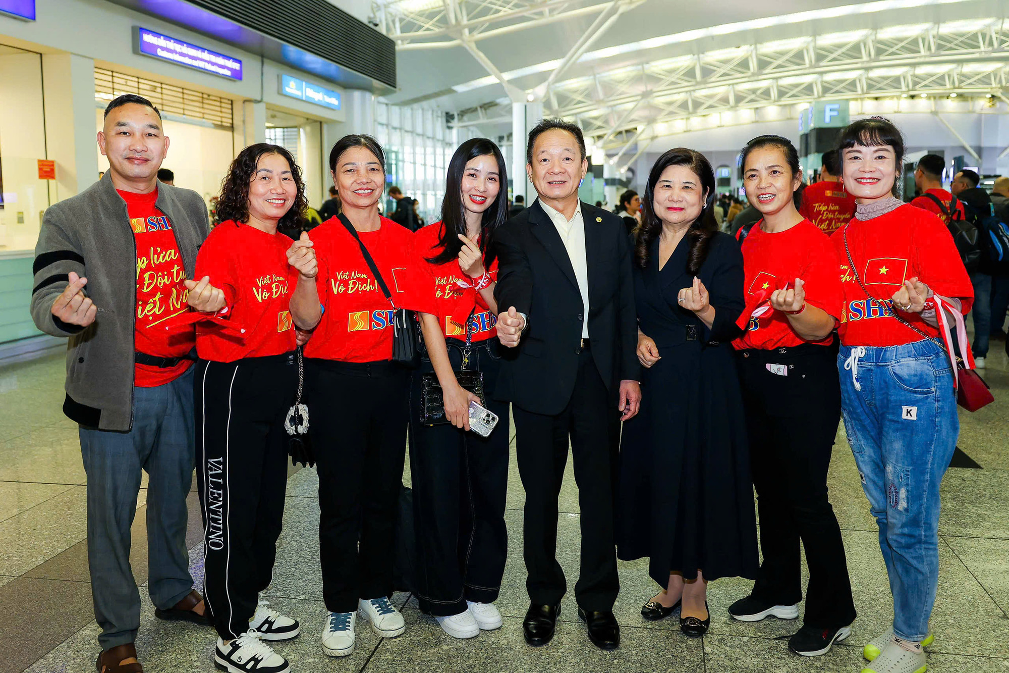 Nhằm tiếp sức đội tuyển Việt Nam tại trận chung kết lượt về ASEAN Cup 2024, Ngân hàng Sài Gòn-Hà Nội (SHB) đã tổ chức 8 chuyến bay từ Hà Nội, Sài Gòn để đưa cổ động viên, gia đình các cầu thủ sang Thái Lan sát cánh cùng “những chiến binh sao vàng”.