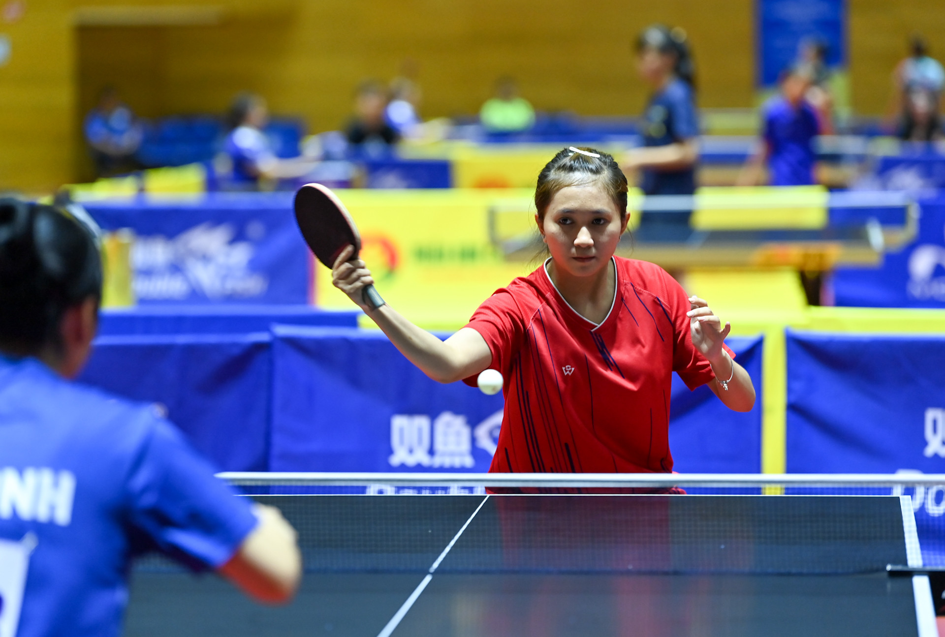 Võ Hoàng Bảo Ngân, tay vợt trẻ đến từ Vĩnh Long, là một trong những gương mặt triển vọng của bóng bàn khu vực Đồng bằng sông Cửu Long. Với lối chơi linh hoạt, khả năng phản xạ tốt và tinh thần thi đấu kiên cường, Bảo Ngân đang dần khẳng định mình trong làng bóng bàn trẻ.