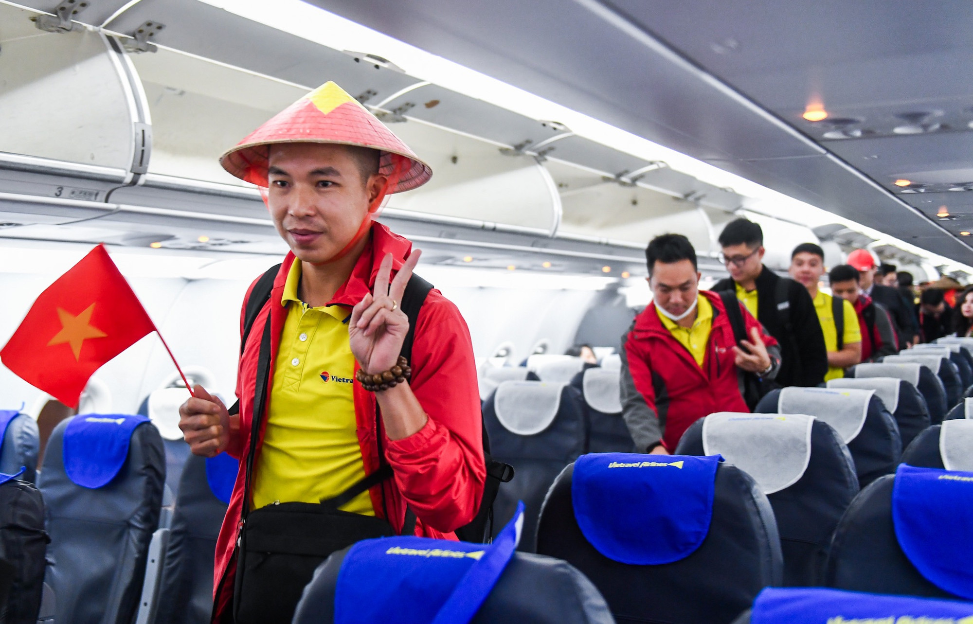 Các cổ động viên di chuyển xuống máy bay.