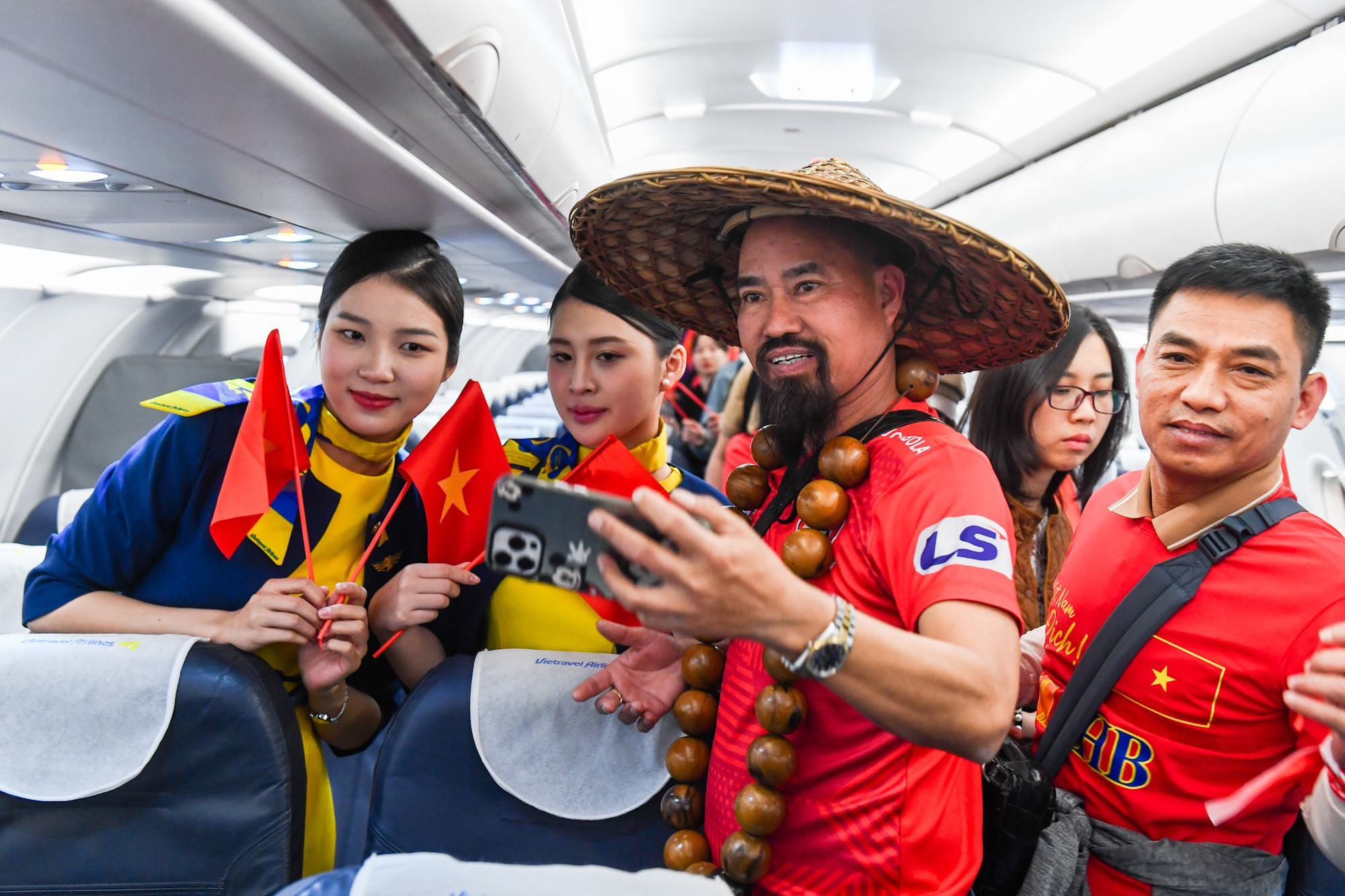 Sáng cùng ngày (5/1), 250 cổ động viên đầu tiên cũng đã có mặt tại Thái Lan.