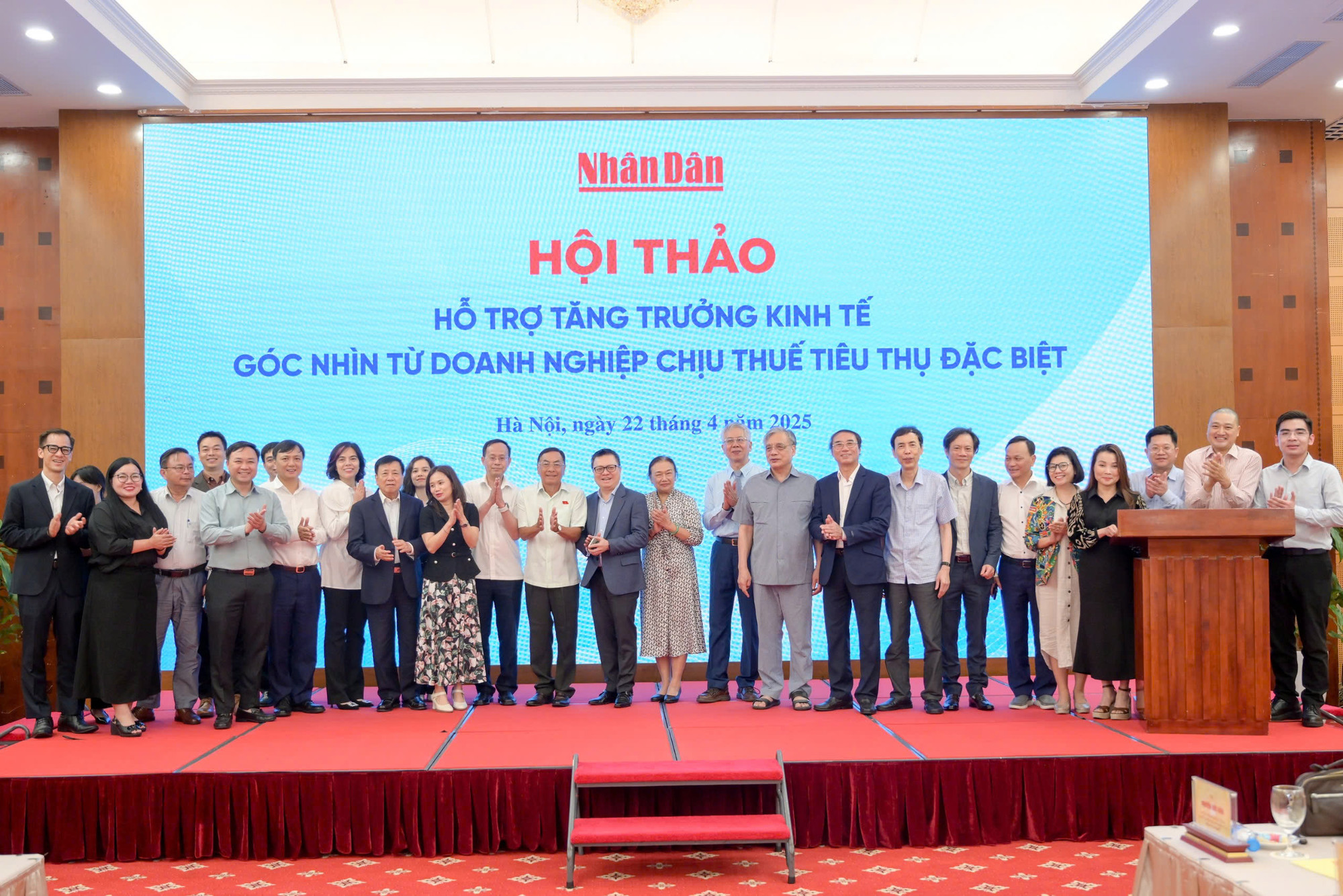 Các đại biểu chụp hình lưu niệm.