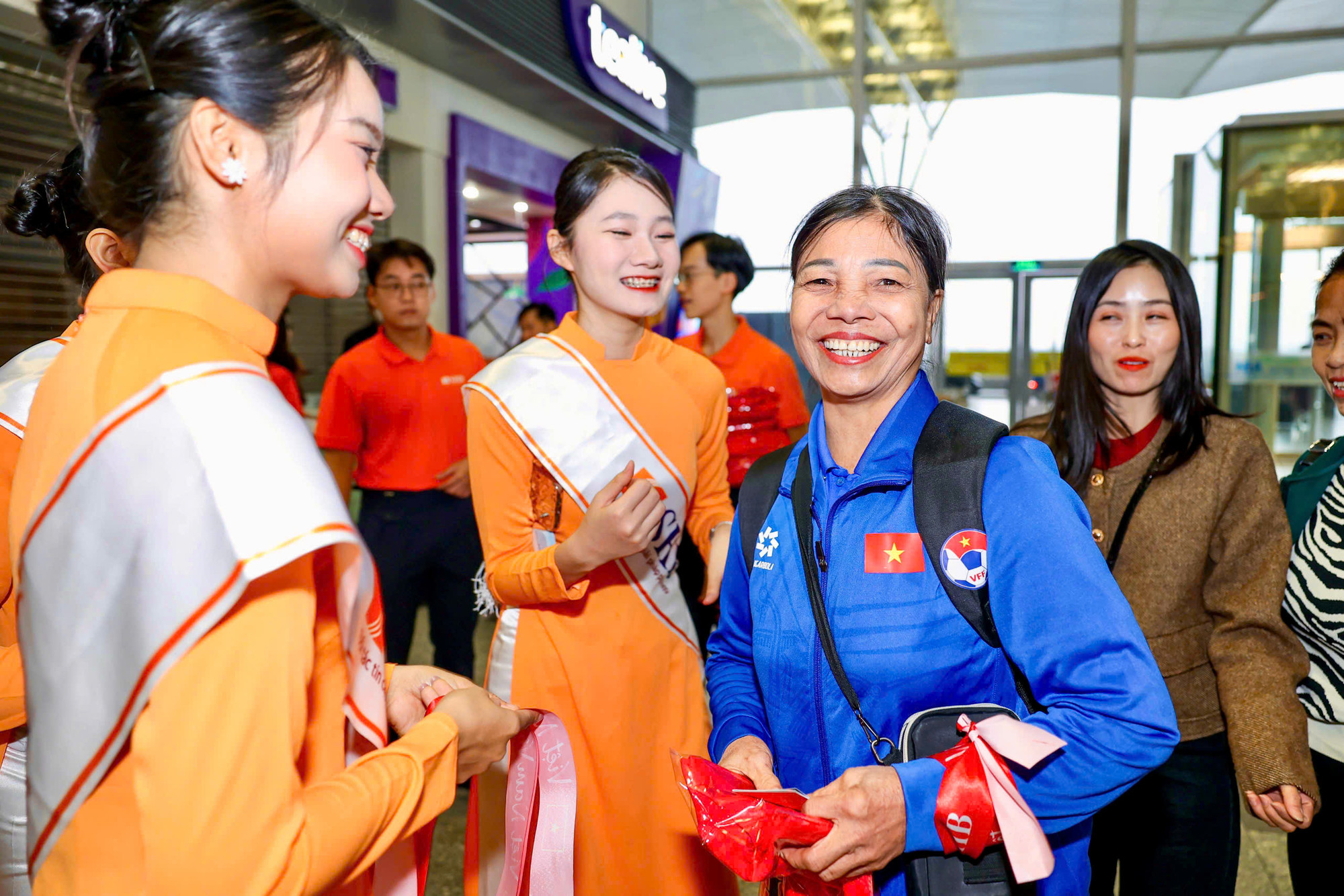 Niềm vui của những cổ động viên, người thân của các tuyển thủ trước giờ khởi hành.