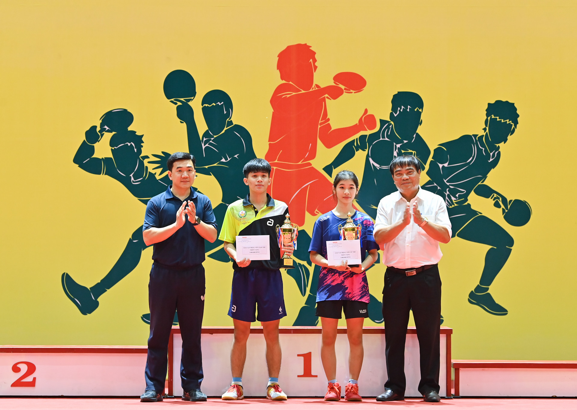 Ông Nguyễn Nam Hải - Tổng Thư ký Liên đoàn Bóng bàn Việt Nam và ông Nguyễn Trọng Thao - Phó Giám đốc Sở Văn hóa, Thể thao và Du lịch thành phố Đà Nẵng trao danh hiệu vận động viên nam trẻ triển vọng và vận động viên nữ trẻ triển vọng.