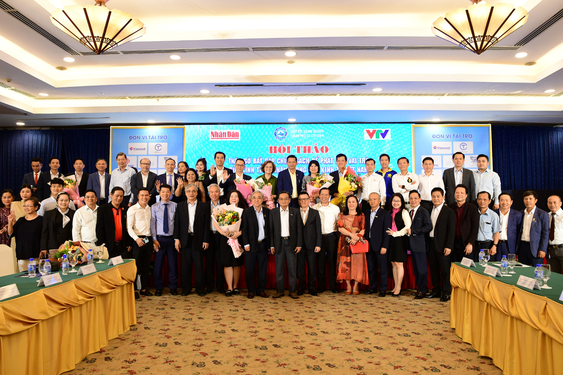 Các đại biểu chụp hình kỷ niệm.