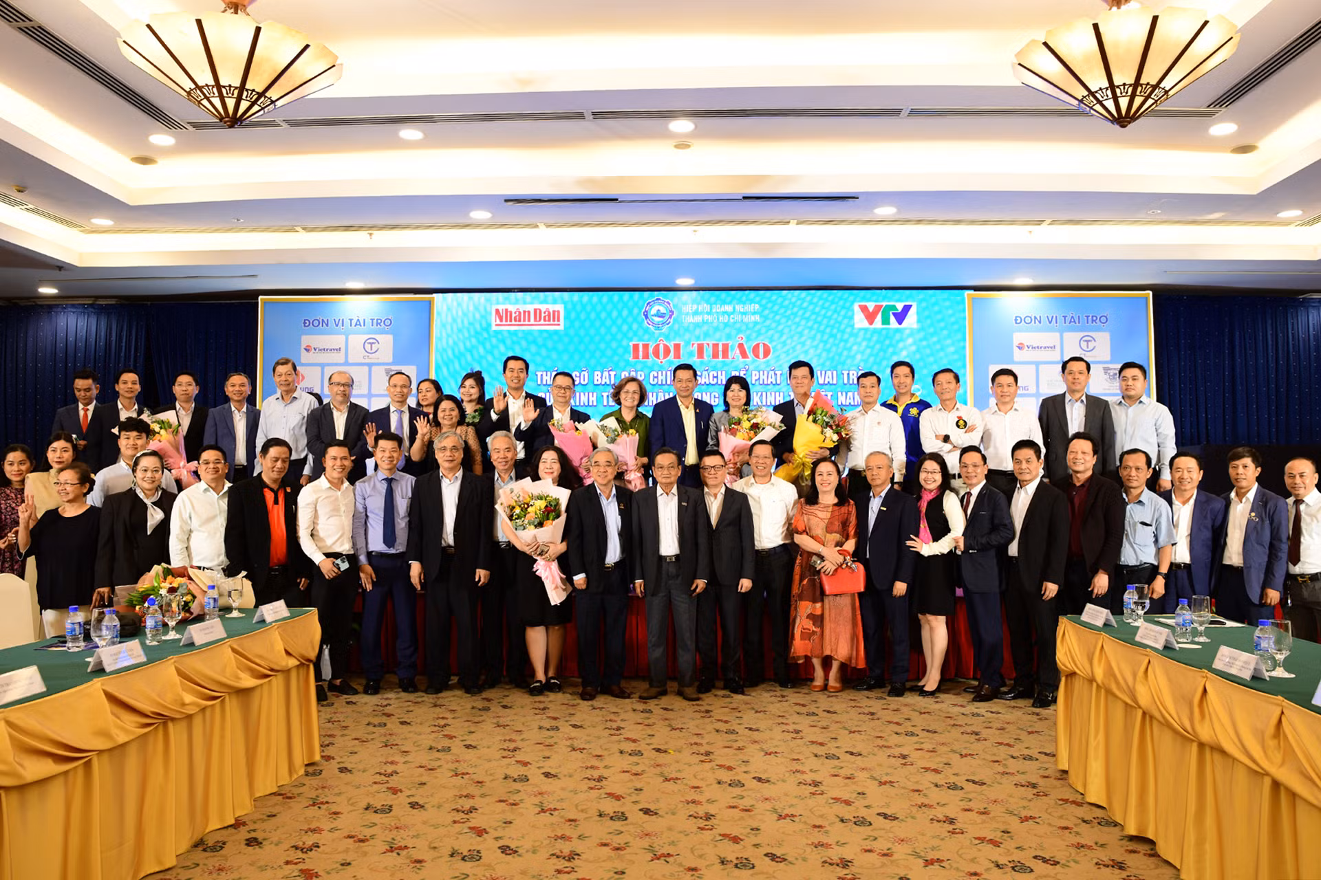 Các đại biểu chụp hình kỷ niệm.