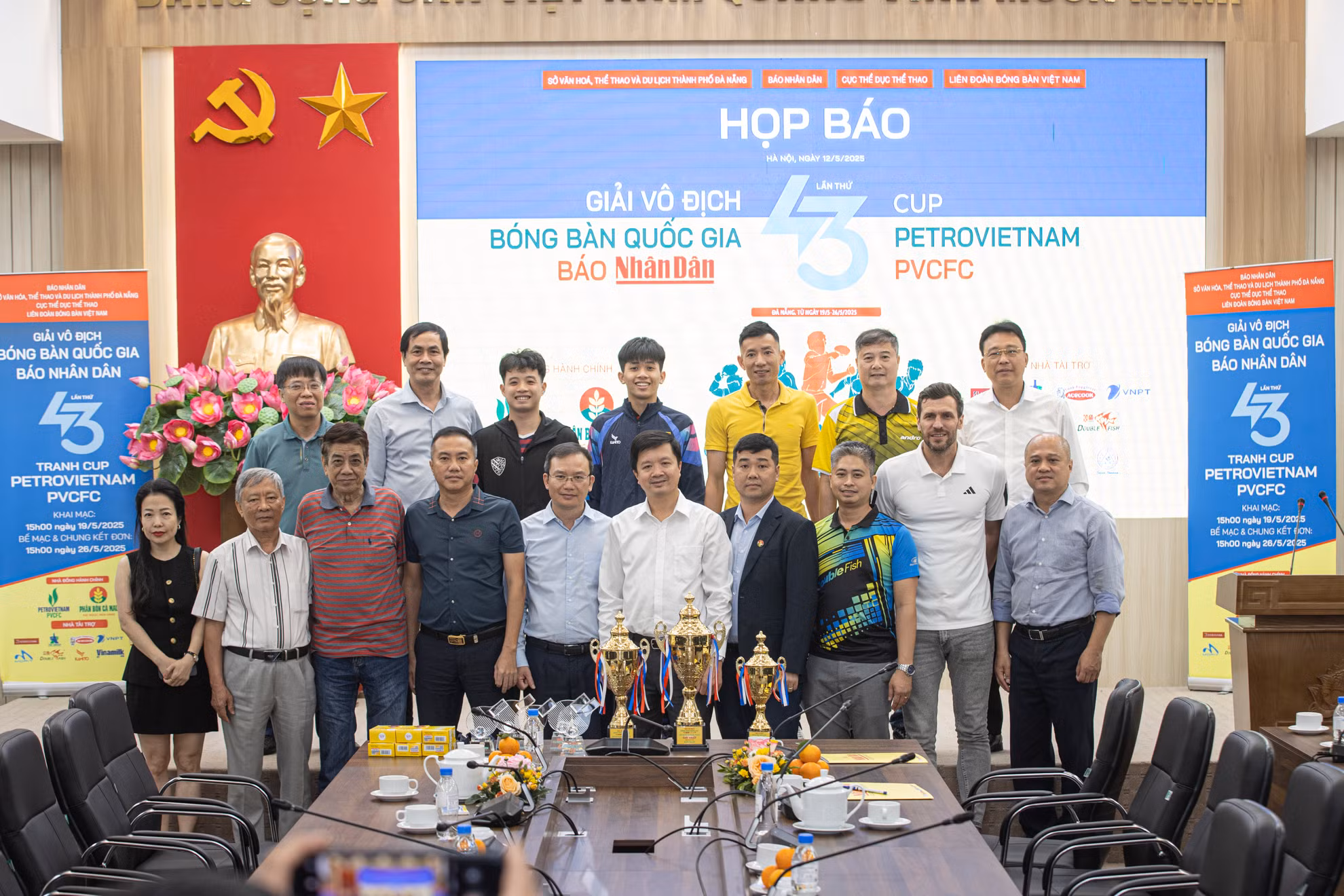 Các đại biểu chụp hình lưu niệm kết thúc buổi họp báo thành công.