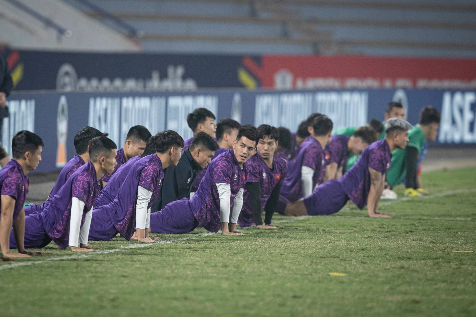 Các tuyển thủ Việt Nam nỗ lực để có được chiến thắng trước Thái Lan.