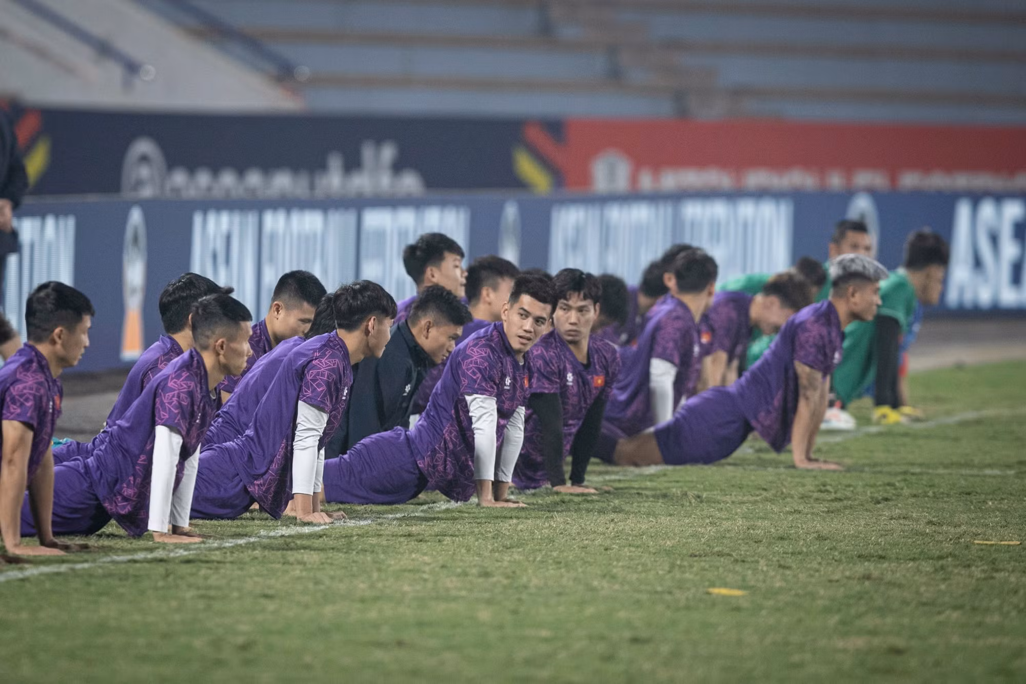 Các tuyển thủ Việt Nam nỗ lực để có được chiến thắng trước Thái Lan.