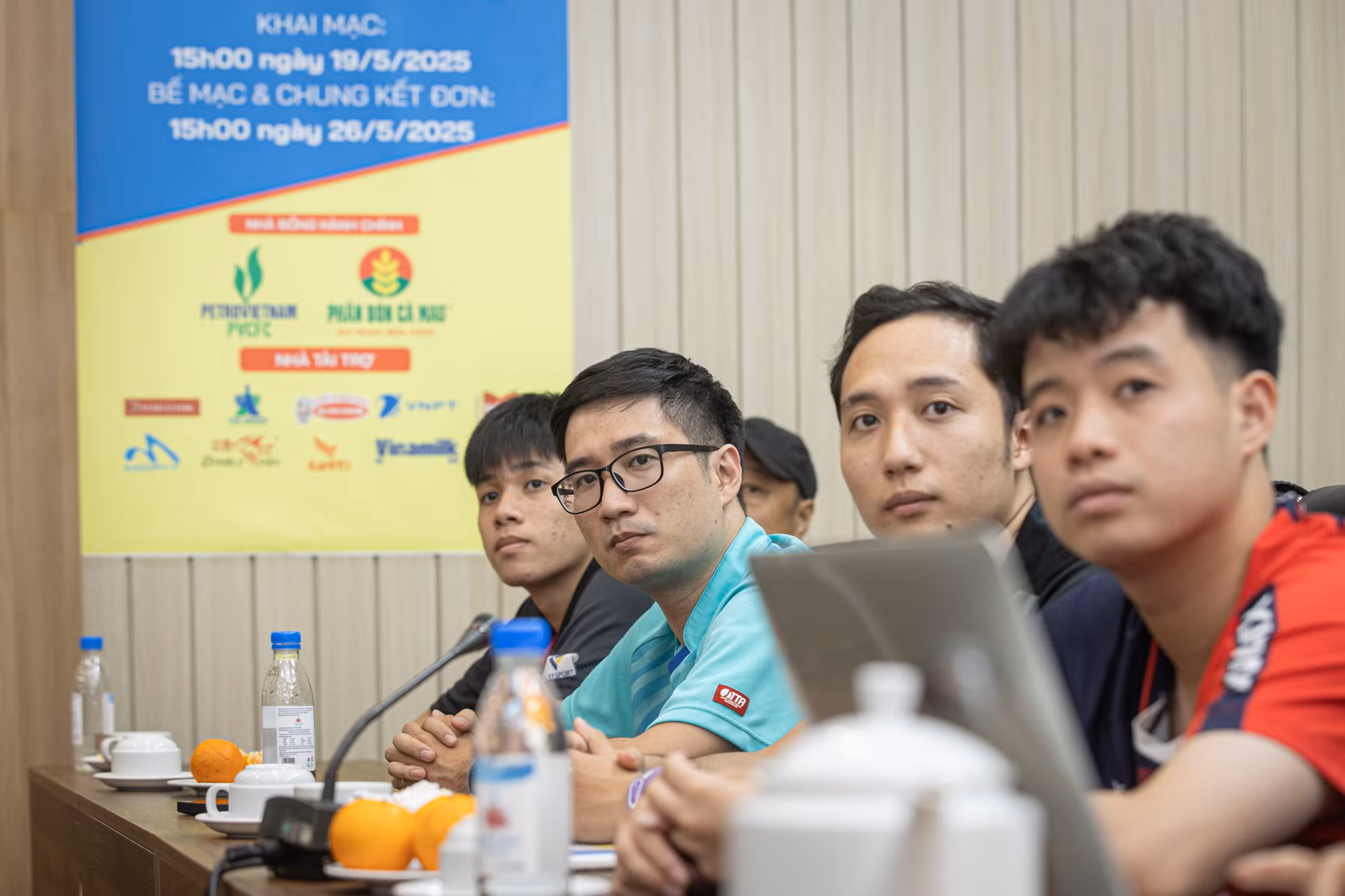 Đại diện các đơn vị truyền thông cùng các vận động viên tại buổi họp báo.