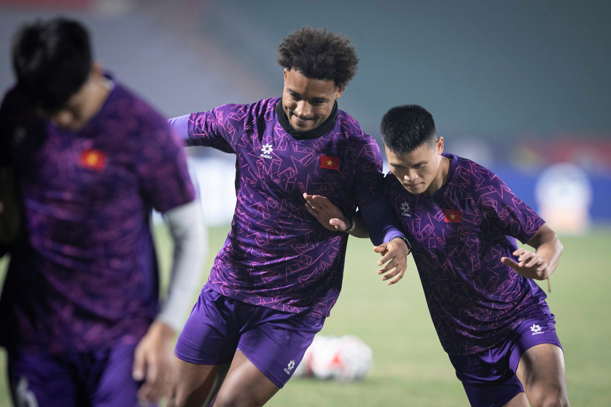 Tiền đạo Nguyễn Xuân Son tập luyện cùng Phạm Tuấn Hải.