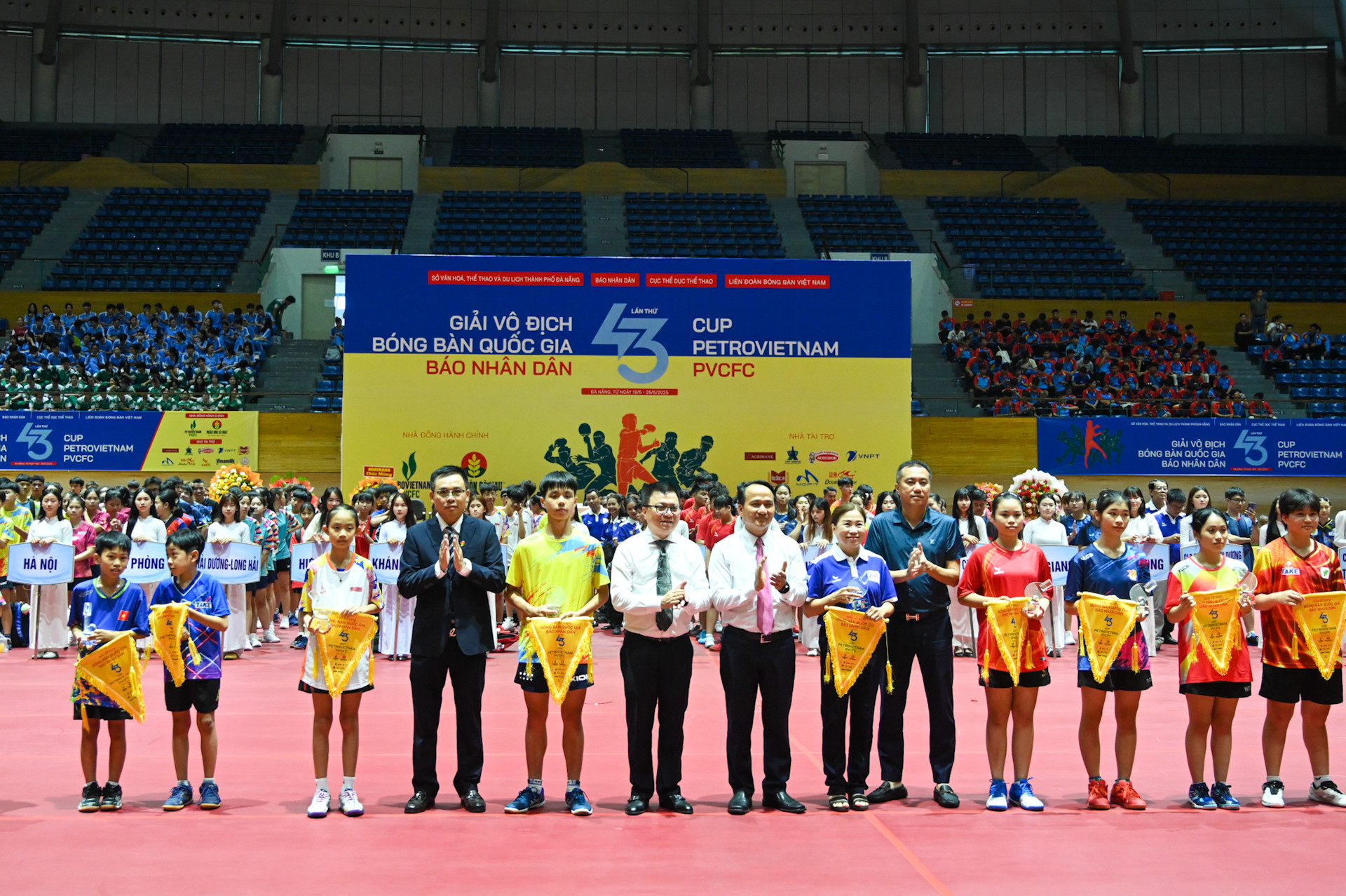 Các đại biểu trao kỷ niệm chương và cờ lưu niệm của giải đấu tới các đoàn vận động viên và trọng tài nhằm động viên và cổ vũ tinh thần.