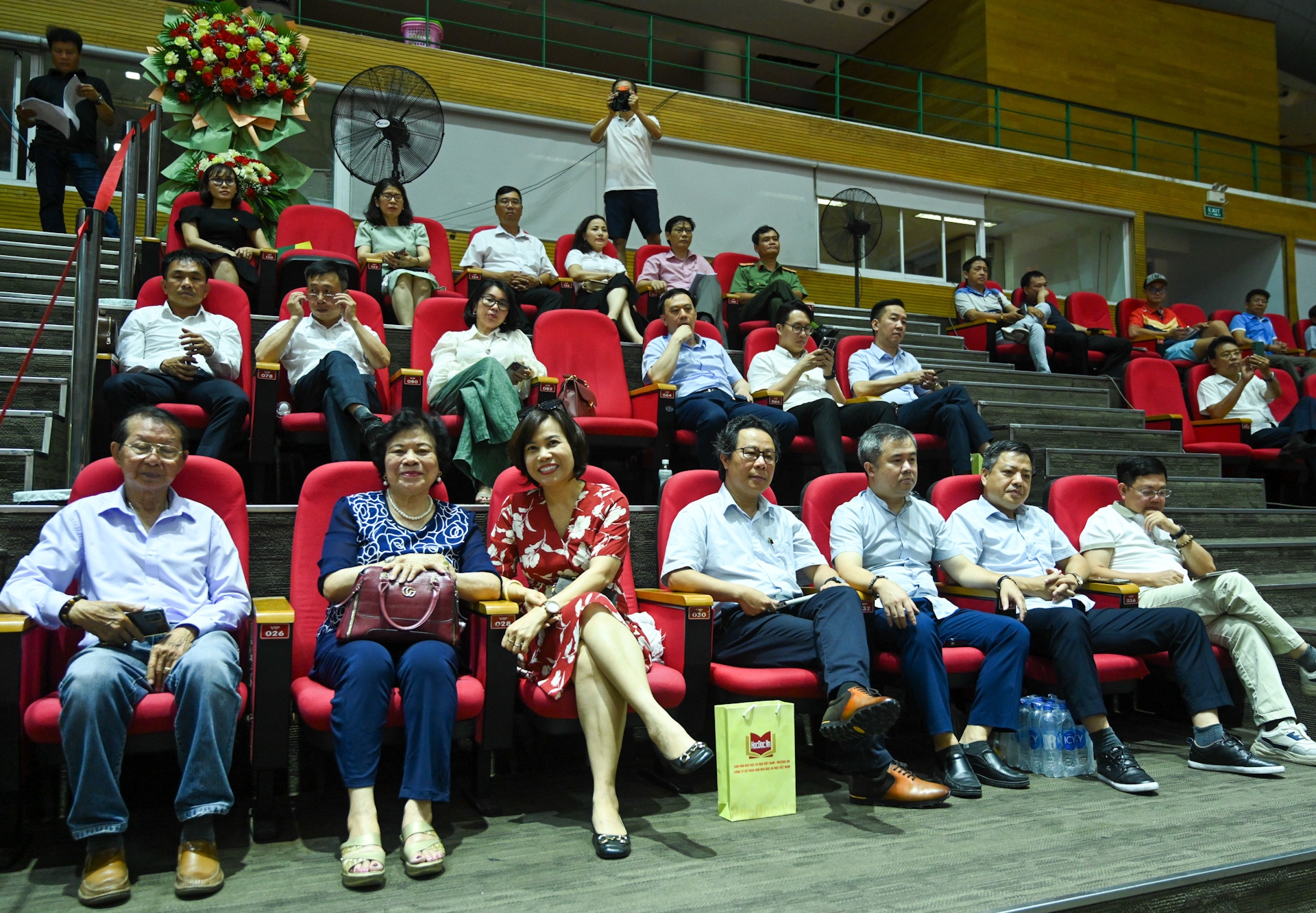 Các đại biểu tham dự Lễ khai mạc.