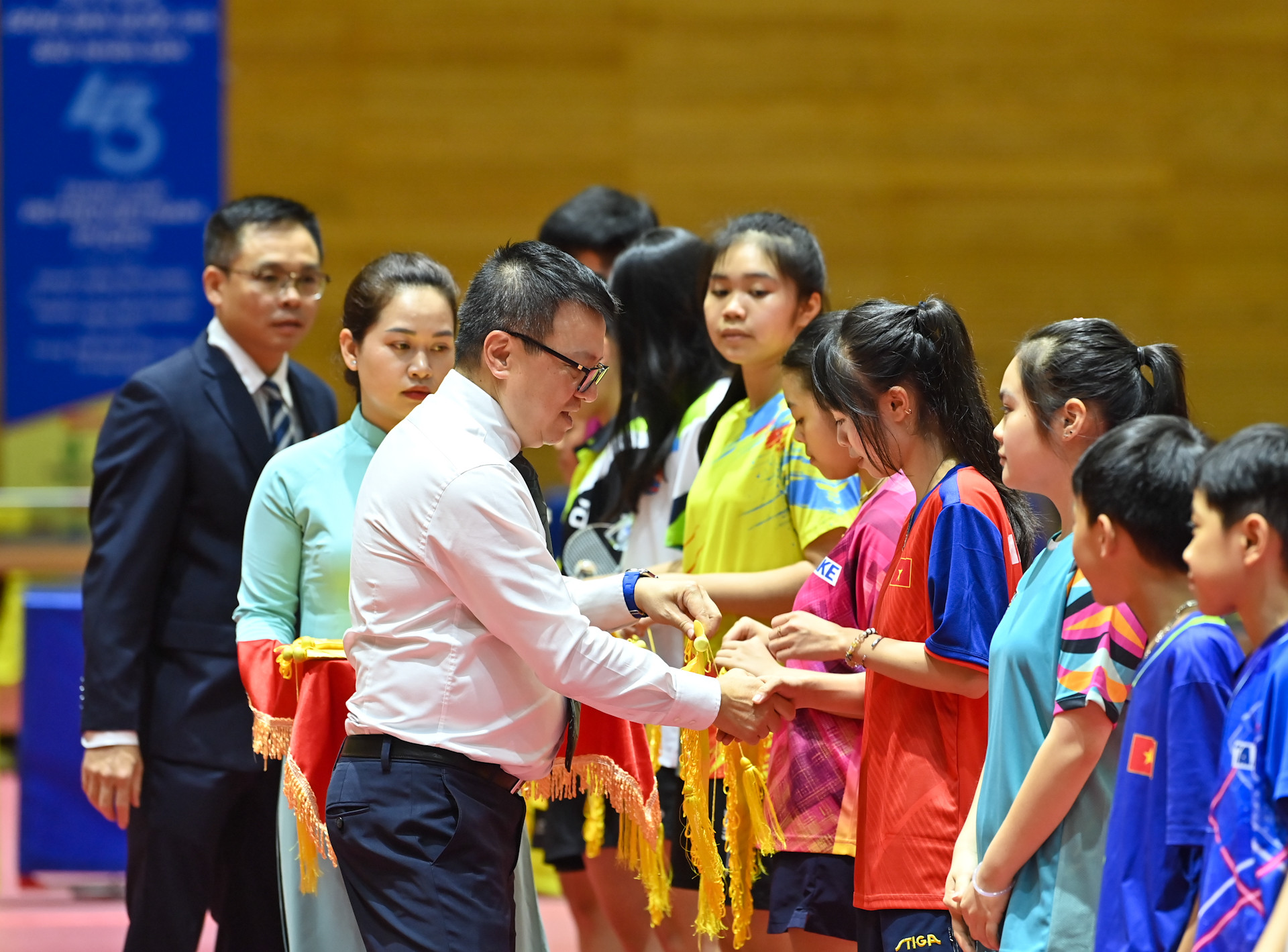 Các đại biểu trao kỷ niệm chương và cờ lưu niệm của giải đấu tới các đoàn vận động viên và trọng tài nhằm động viên và cổ vũ tinh thần.