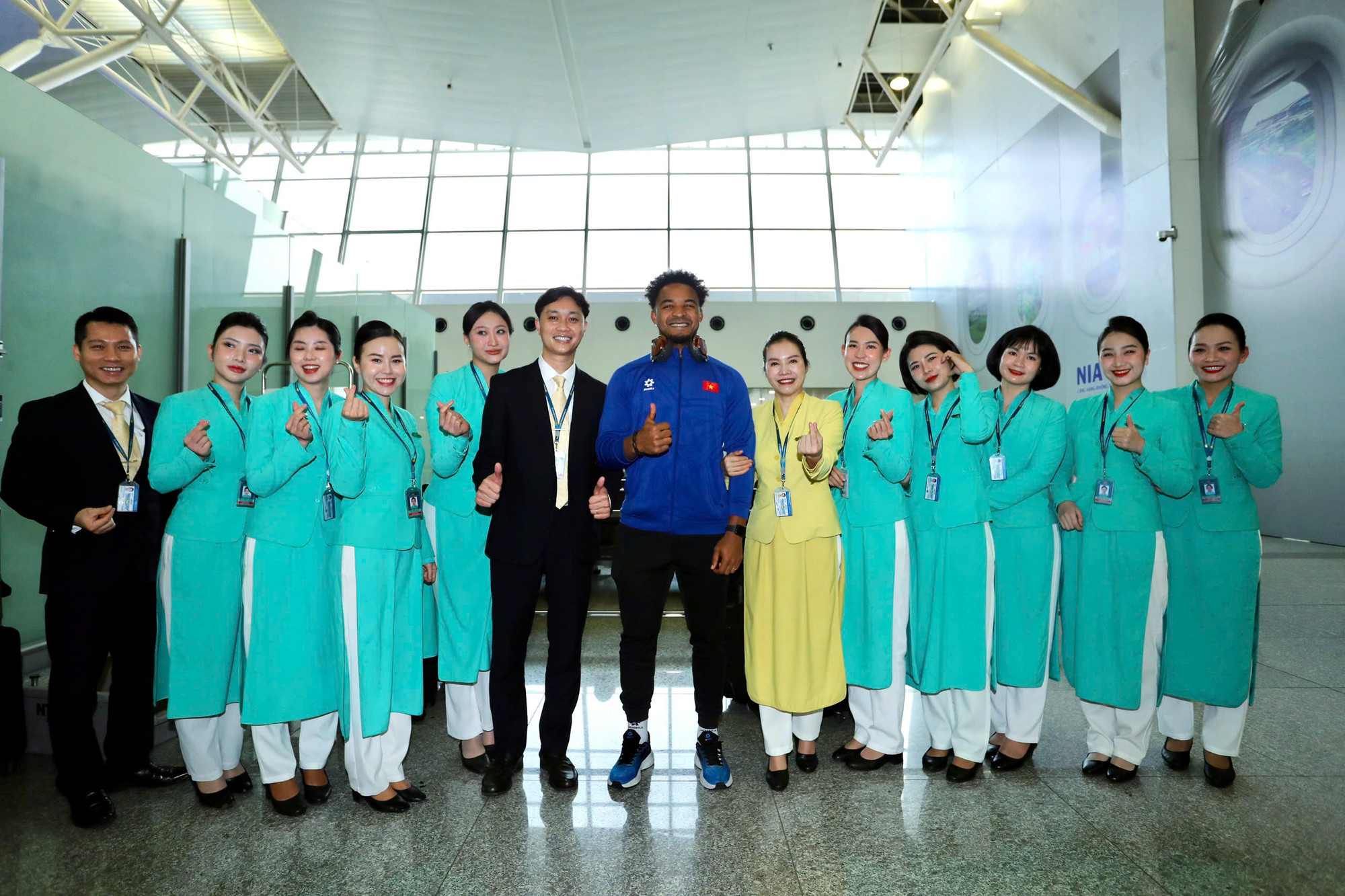 Các nhân viên, tiếp viên hàng không chụp ảnh lưu niệm cùng Nguyễn Xuân Son.