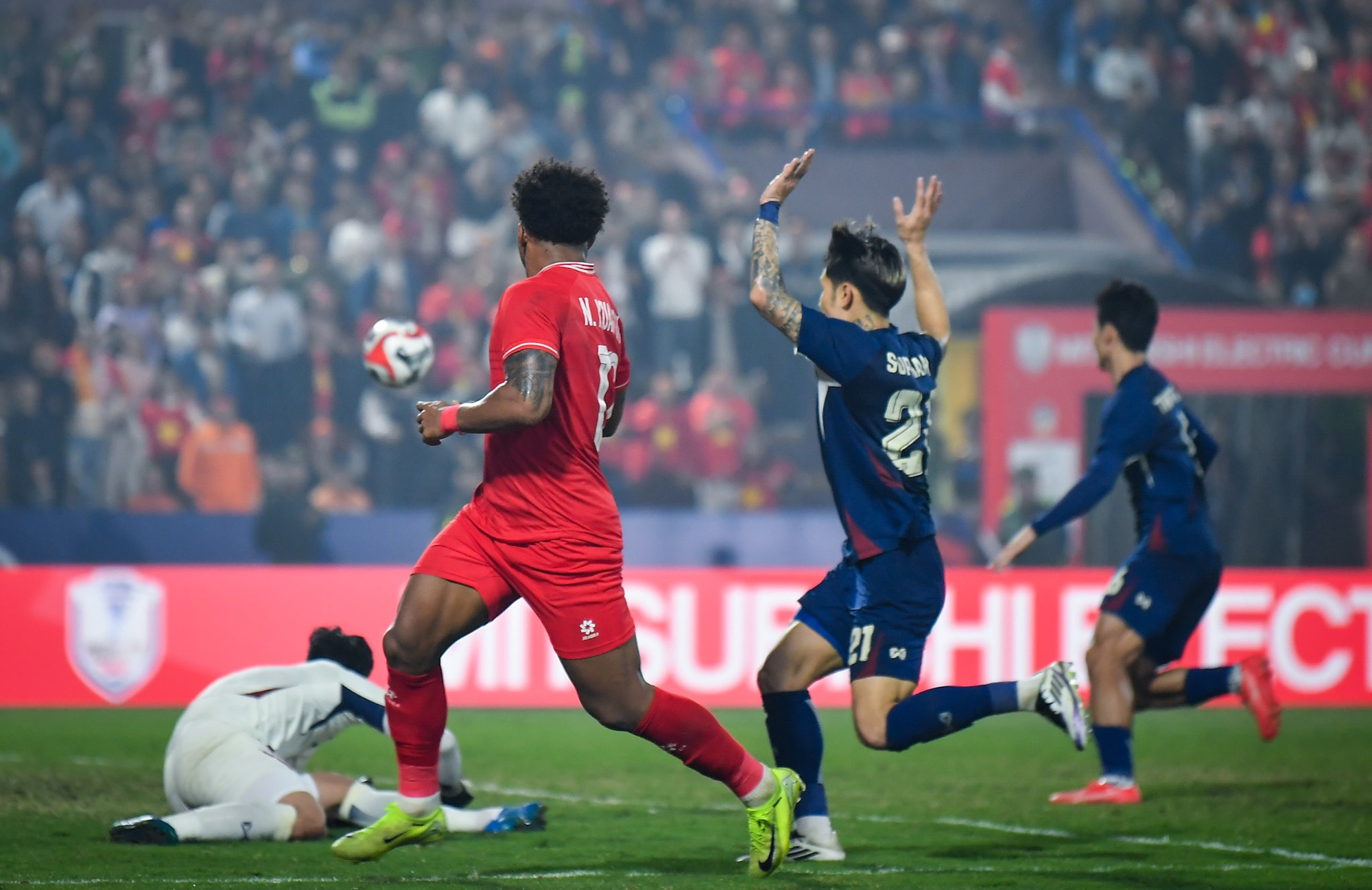 Thái Lan nỗ lực đáp trả và phút 82, trung vệ Chalermsak rút ngắn cách biệt còn 2-1 với cú đánh đầu hiểm hóc từ quả treo bóng của Suphanat.