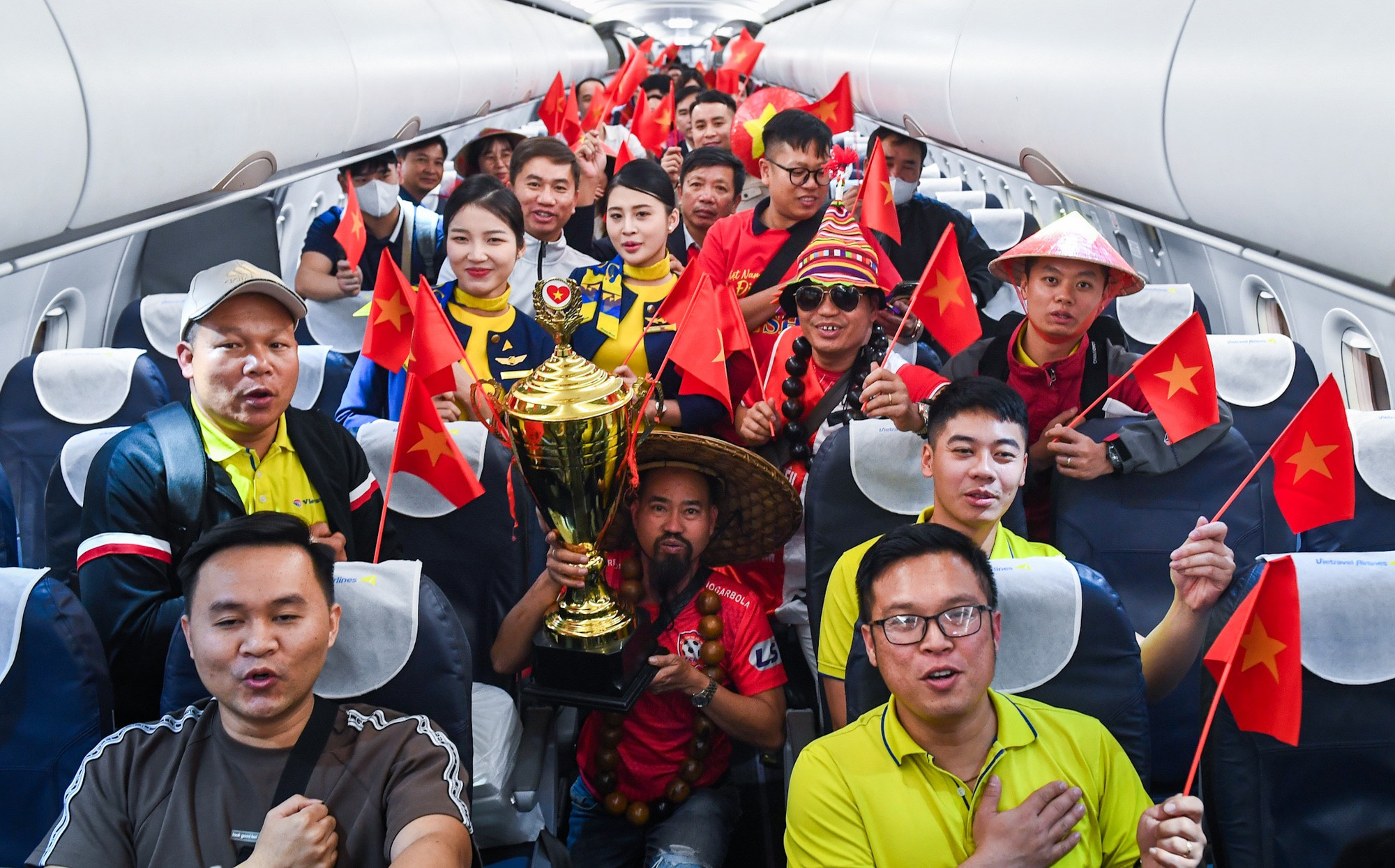 Tinh thần hứng khởi của các cổ động viên Việt Nam trên đất bạn.