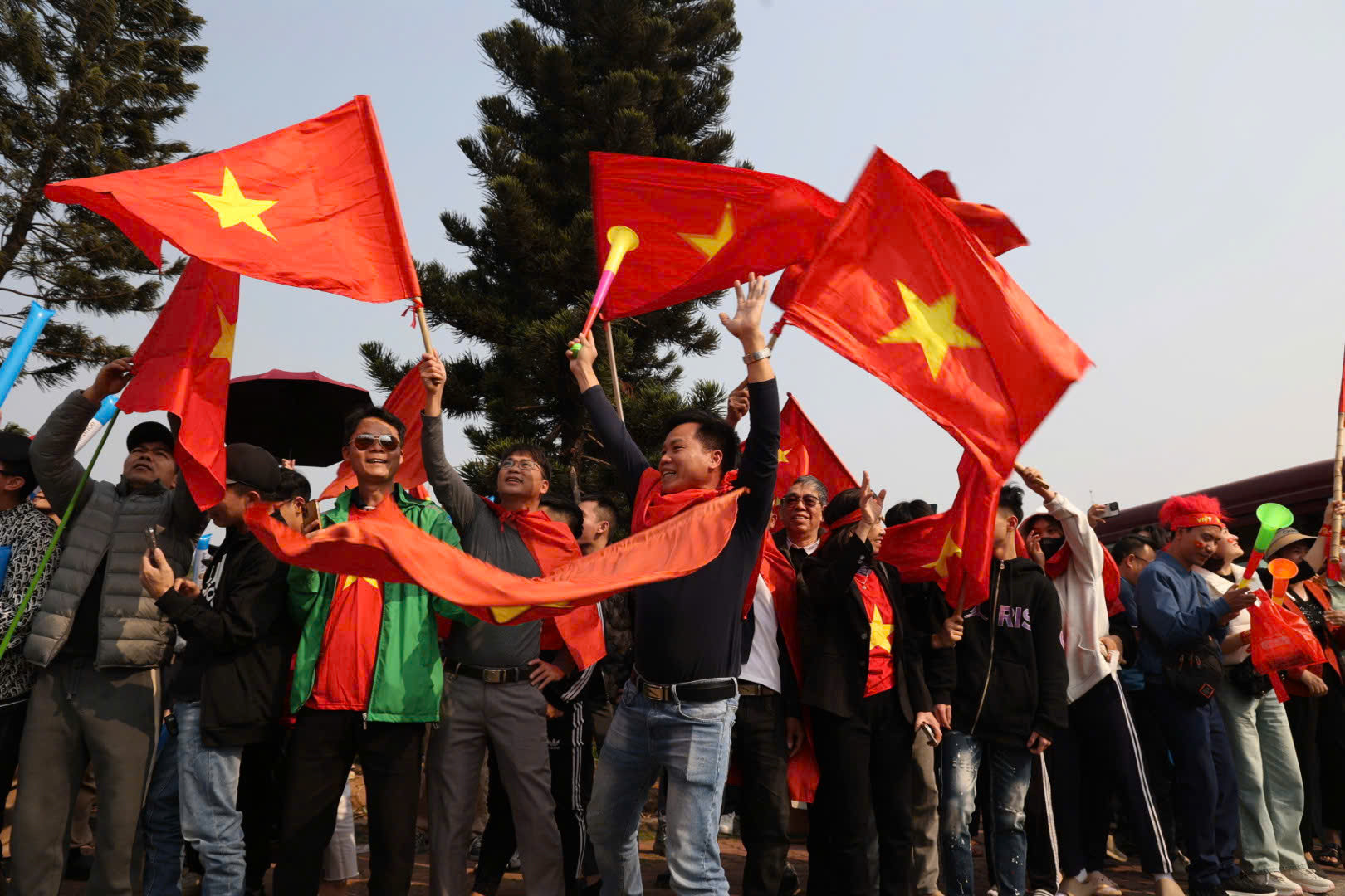 Dòng người hô vang "Việt Nam vô địch".