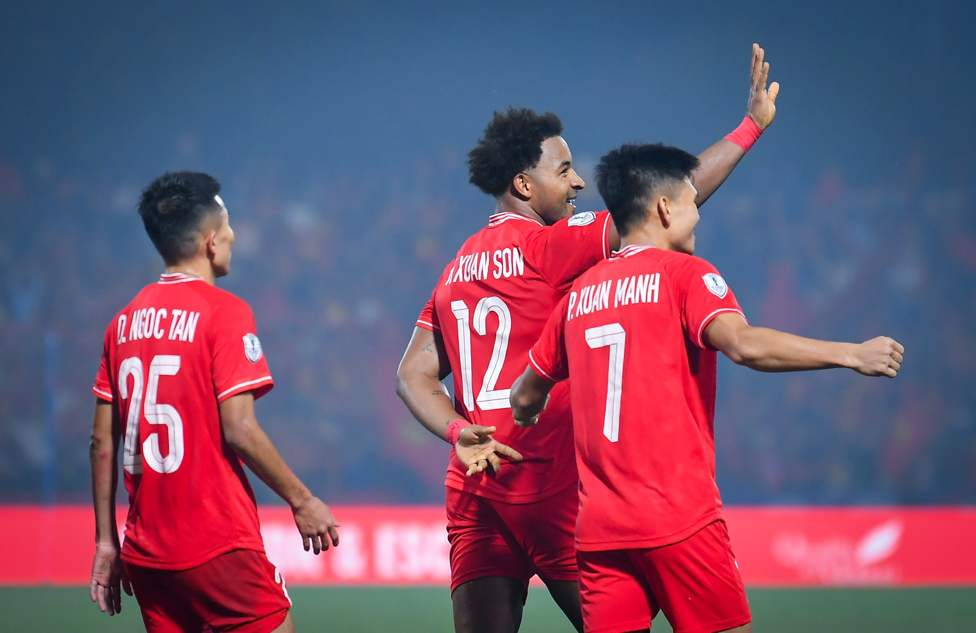 Xuân Son cùng các đồng đội ăn mừng bàn thắng thứ hai.