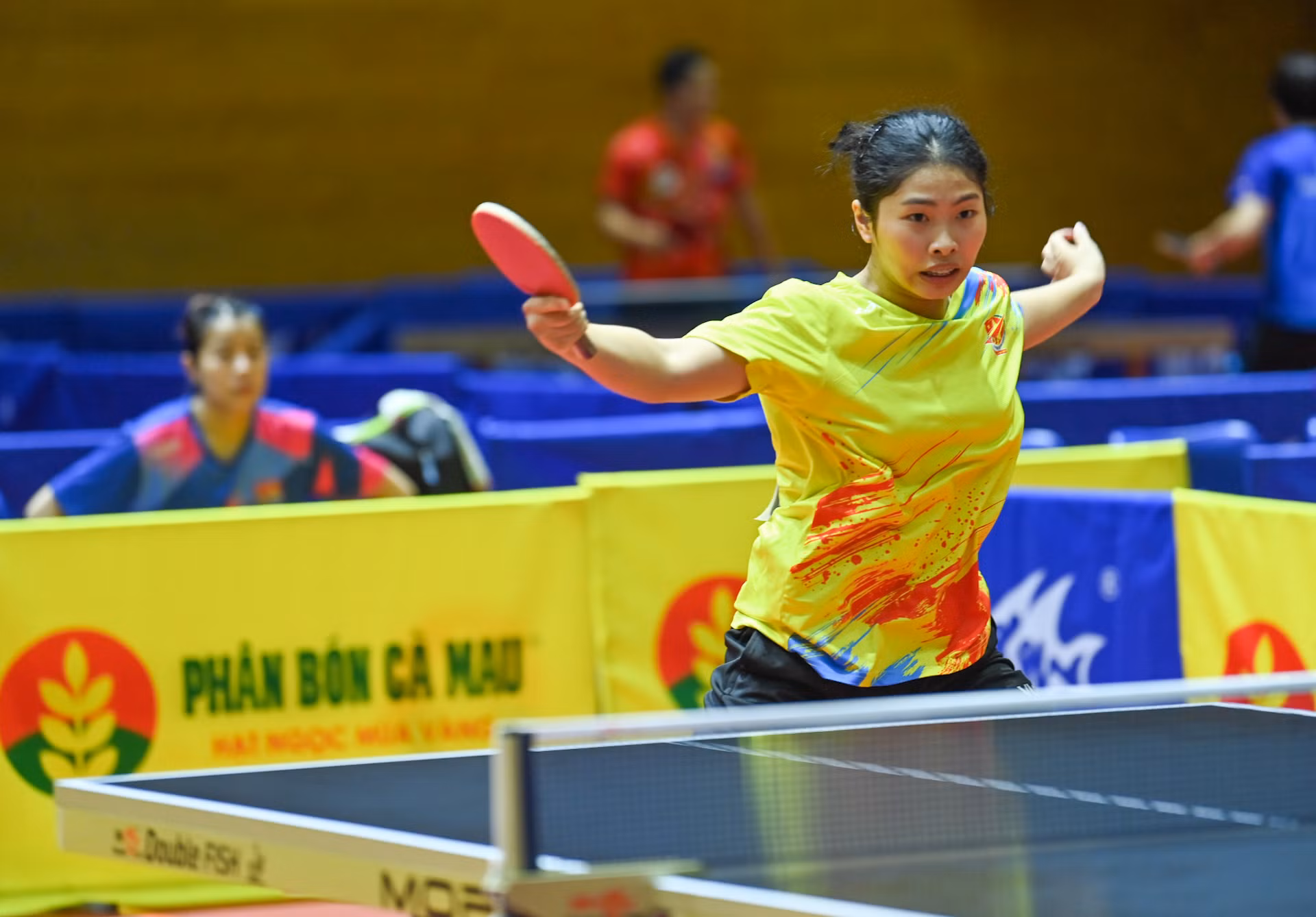 Các vận động viên nữ tại Giải vô địch bóng bàn quốc gia Báo Nhân Dân năm nay thi đấu với tinh thần quyết tâm cao độ, bản lĩnh và sự tập trung tuyệt đối trong từng pha bóng.